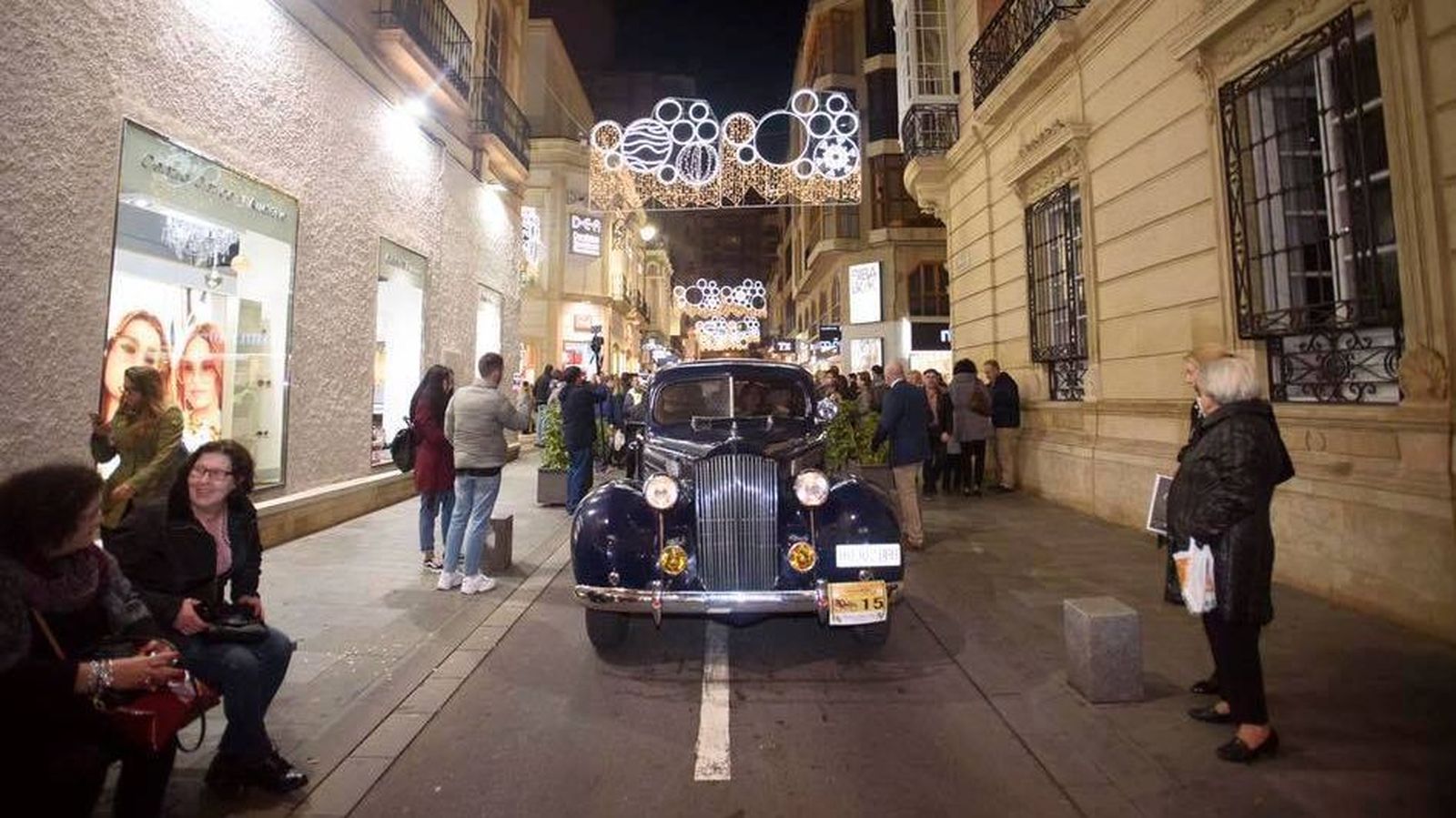 El heraldo real de la Hermandad de las Angustias en un pasacalles de años anteriores.