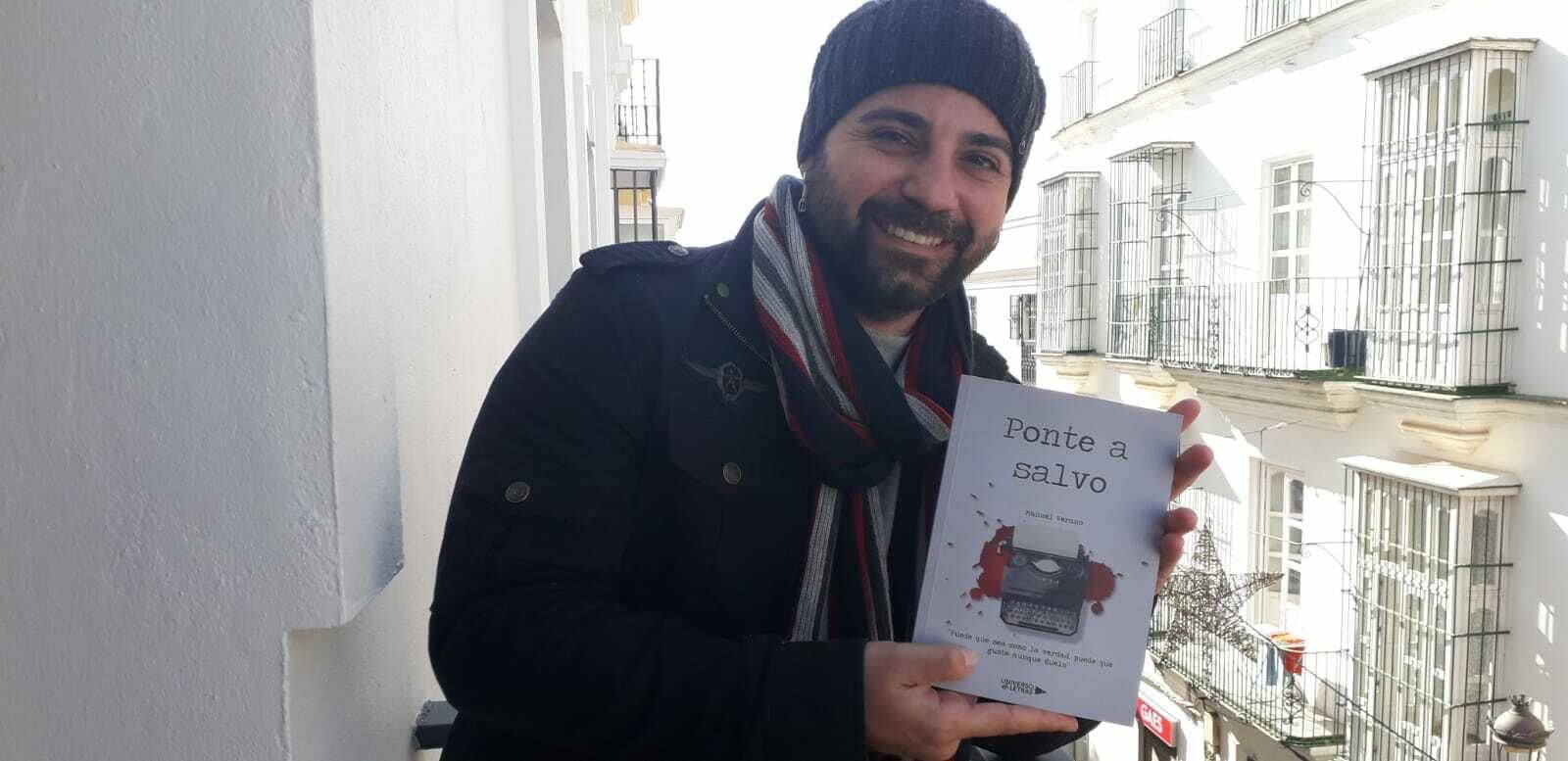 Manuel Ruiz-Herrera Verano con su segundo libro, 'Ponte a salvo'.
