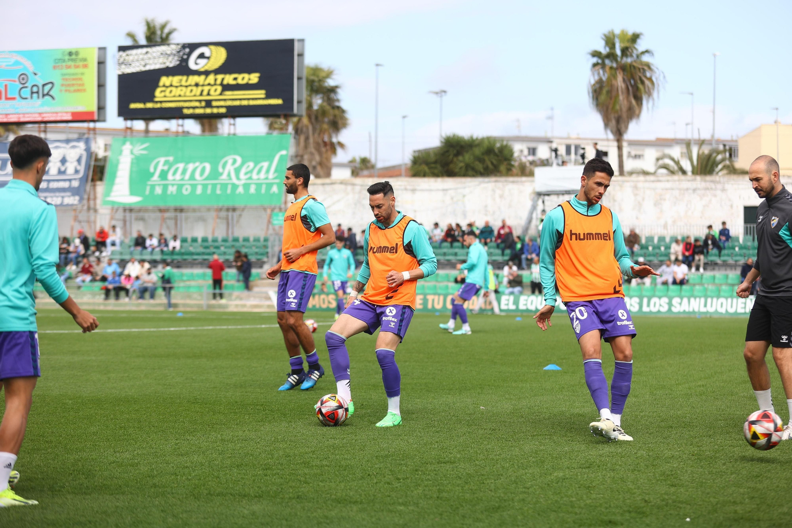 Llegada y calentamiento del Málaga CF en el campo del Atlético Sanluqueño