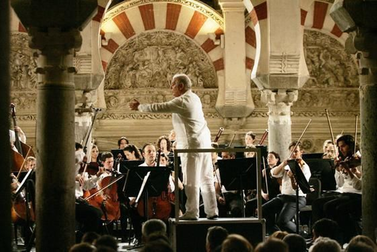 La orquesta West-Eastern Divan dirigida por el argentino Daniel Barenboim ofrece su concierto del verano en la Mezquita-Catedral. / Barrionuevo