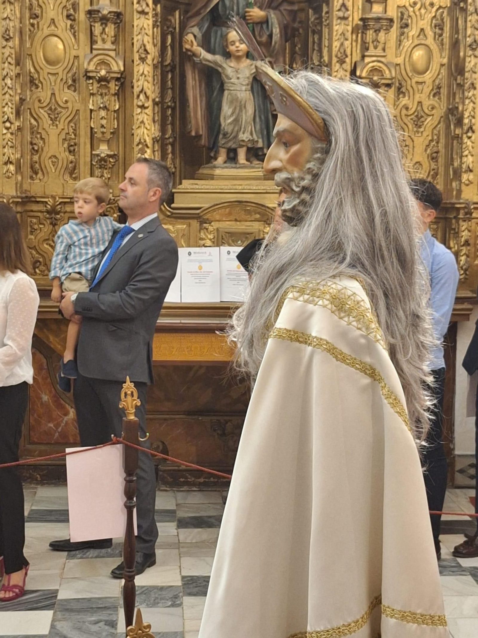 La exposición sobre los estrenos de la Semana Santa de 2024 de Puente Genil, en imágenes