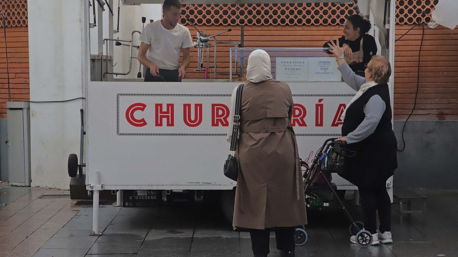 Vecinos de Algeciras en la cola de una churrería en el mercado Ingeniero Torroja - Sánchez Arcas.
