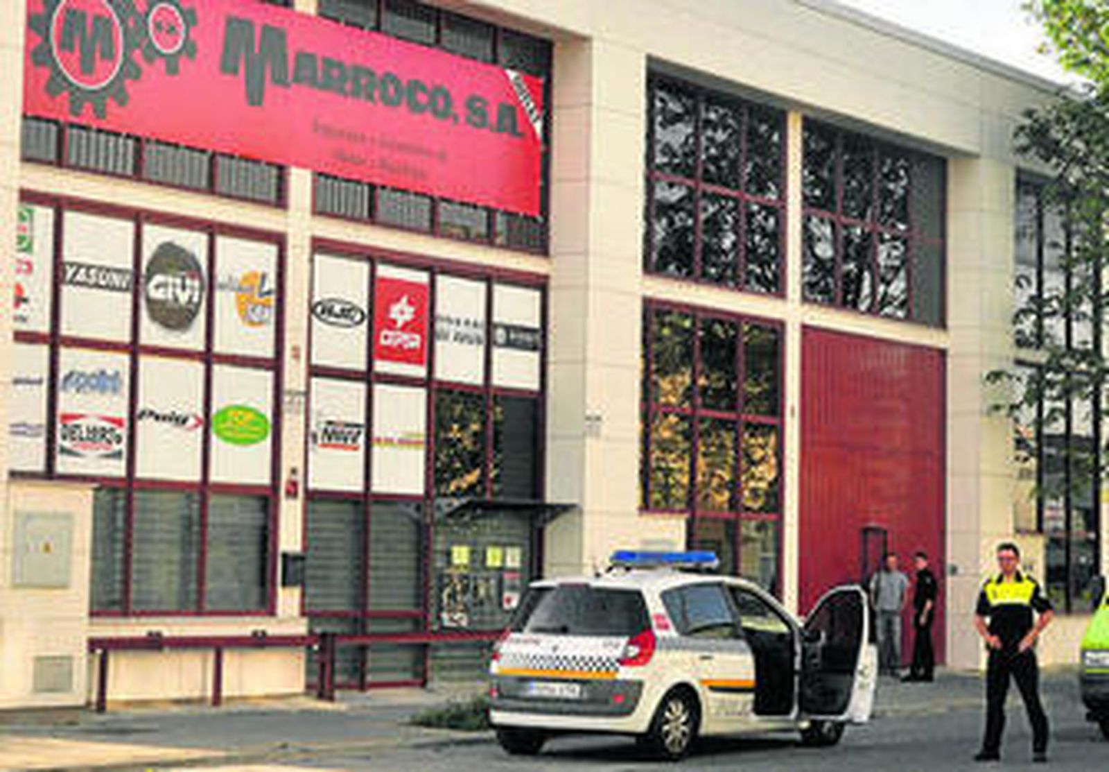 Uno de los edificios de oficinas y locales de La Negrilla.