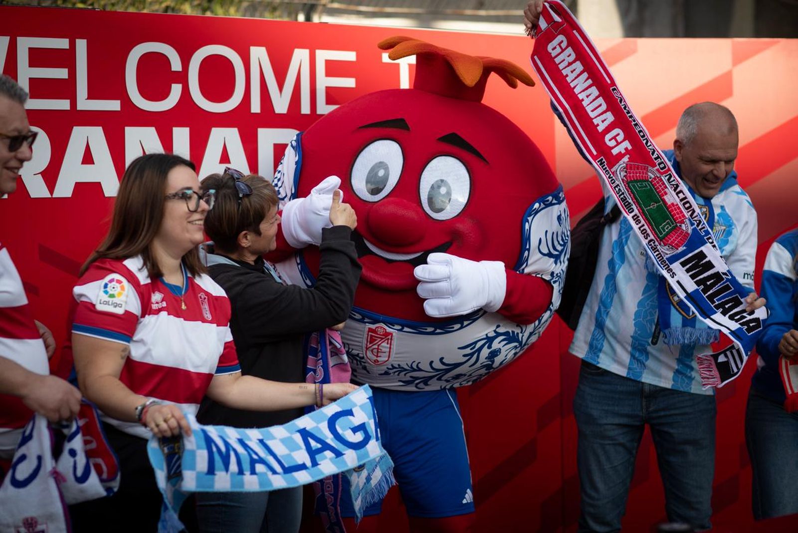Encuéntrate en la grada del Estadio Nuevo Los Cármenes durante el Granada CF-Málaga CF