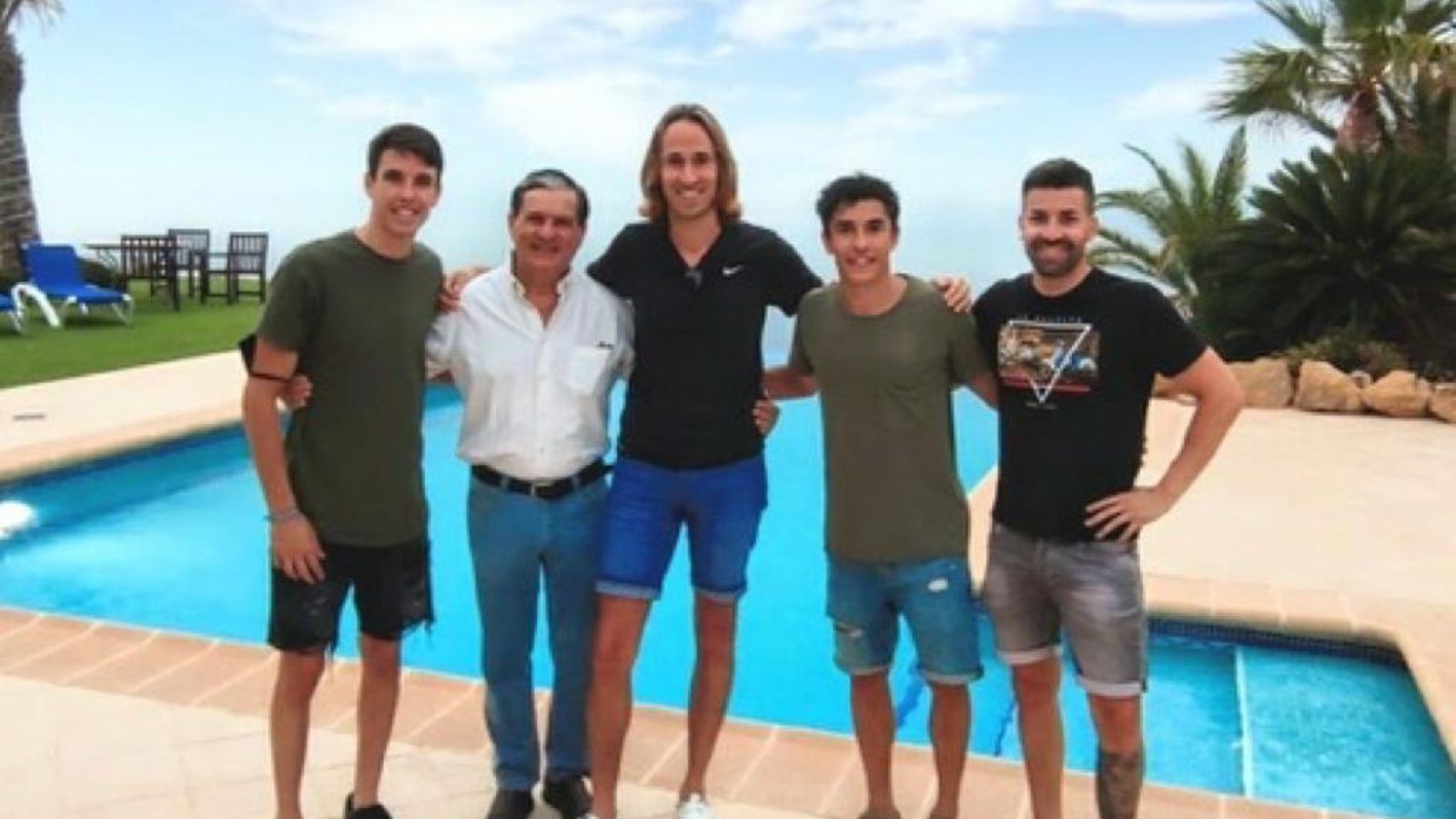 Marc Márquez y Álex Márquez, con unos amigos en Mojácar