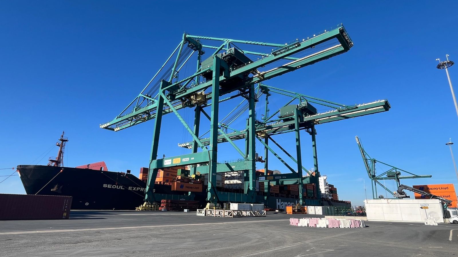 Operativa del portacontenedores 'Seoul Express' en el Muelle Sur.