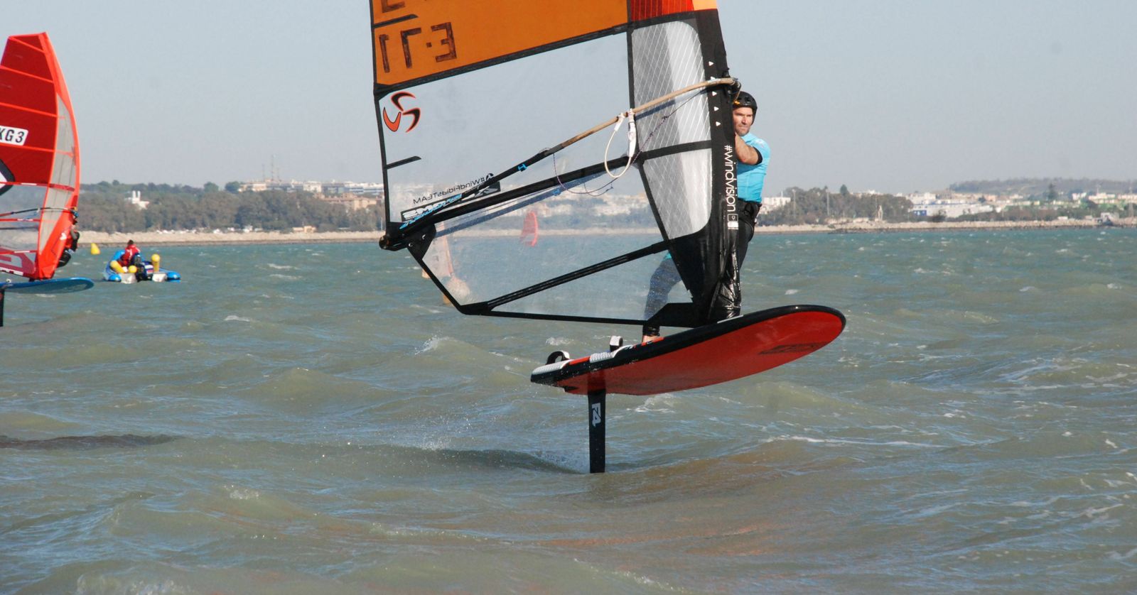 Fernando Martínez del Cerro, en plena regata con su tabla de Open Foil.