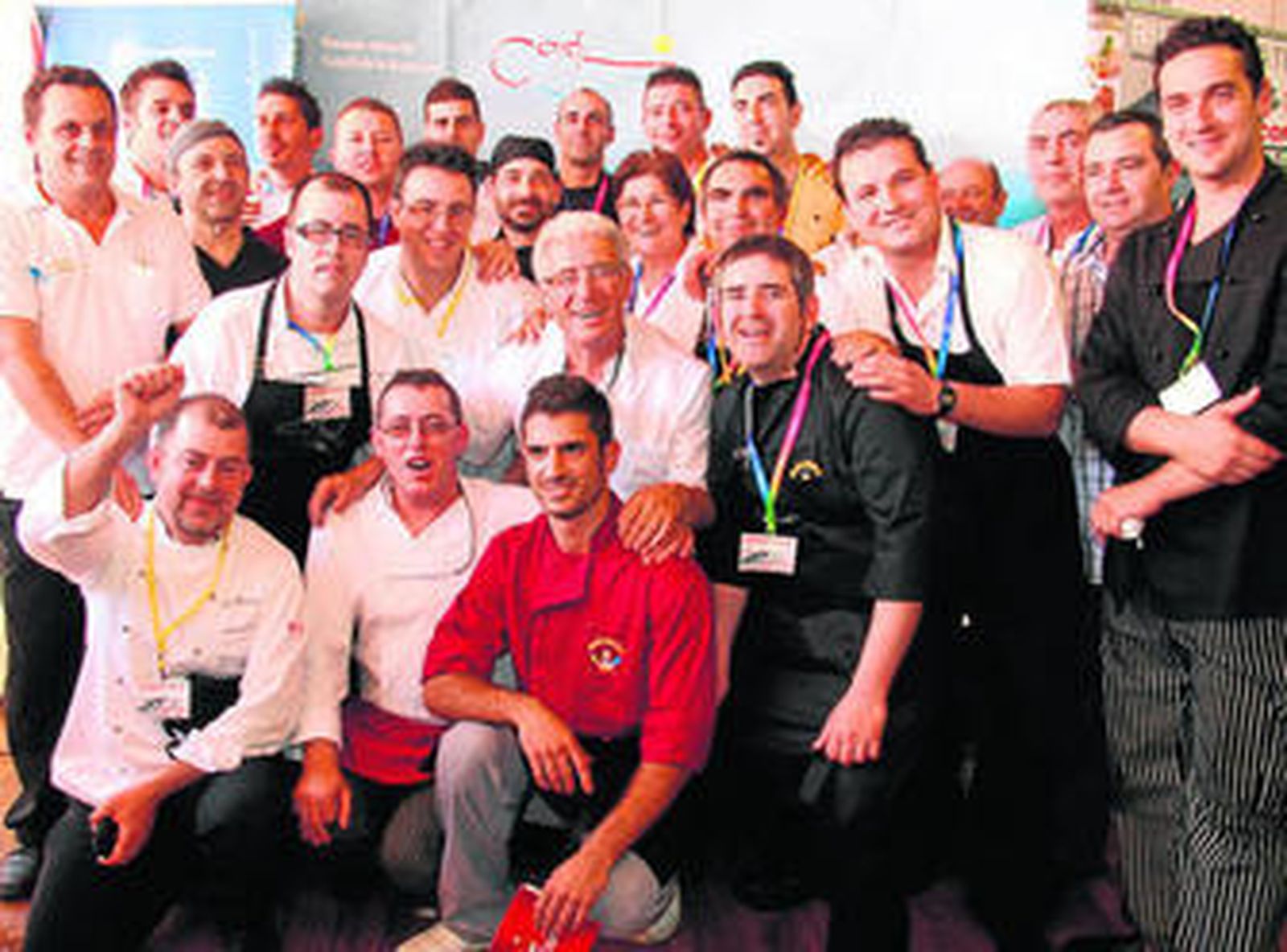 Los cocineros premiados con las recetas tradicionales e innovadoras posaron junto al resto de participantes.