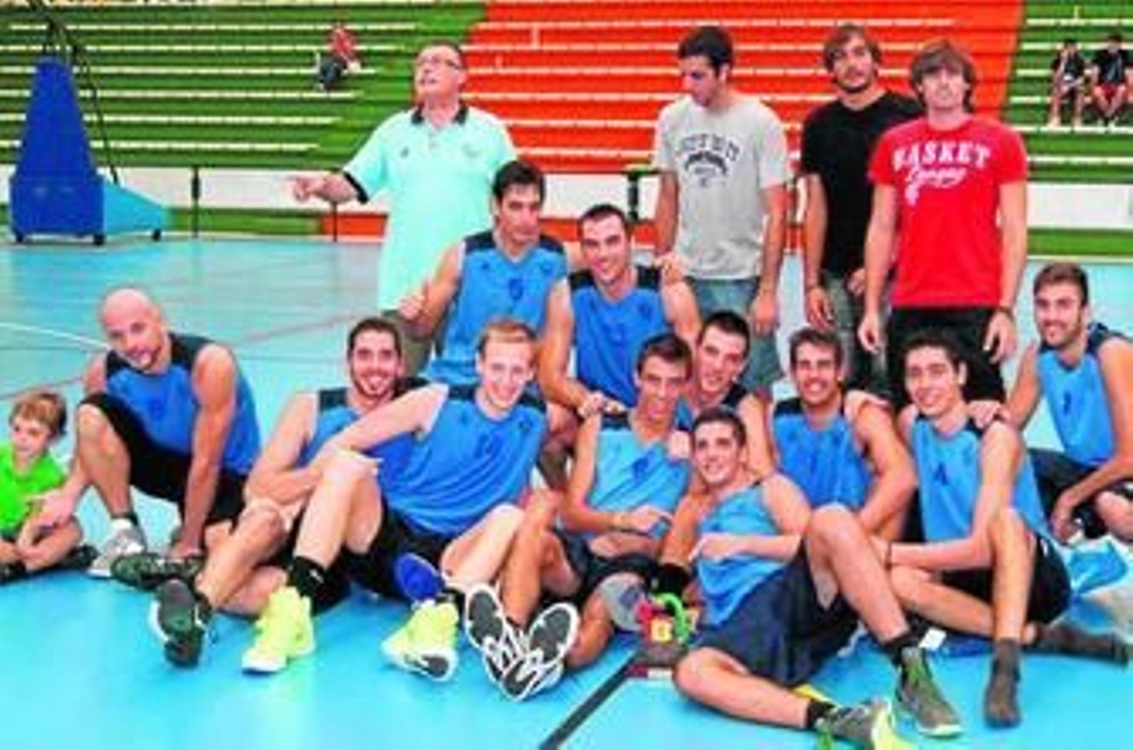 Los jugadores isleños festejan el título tras el encuentro.