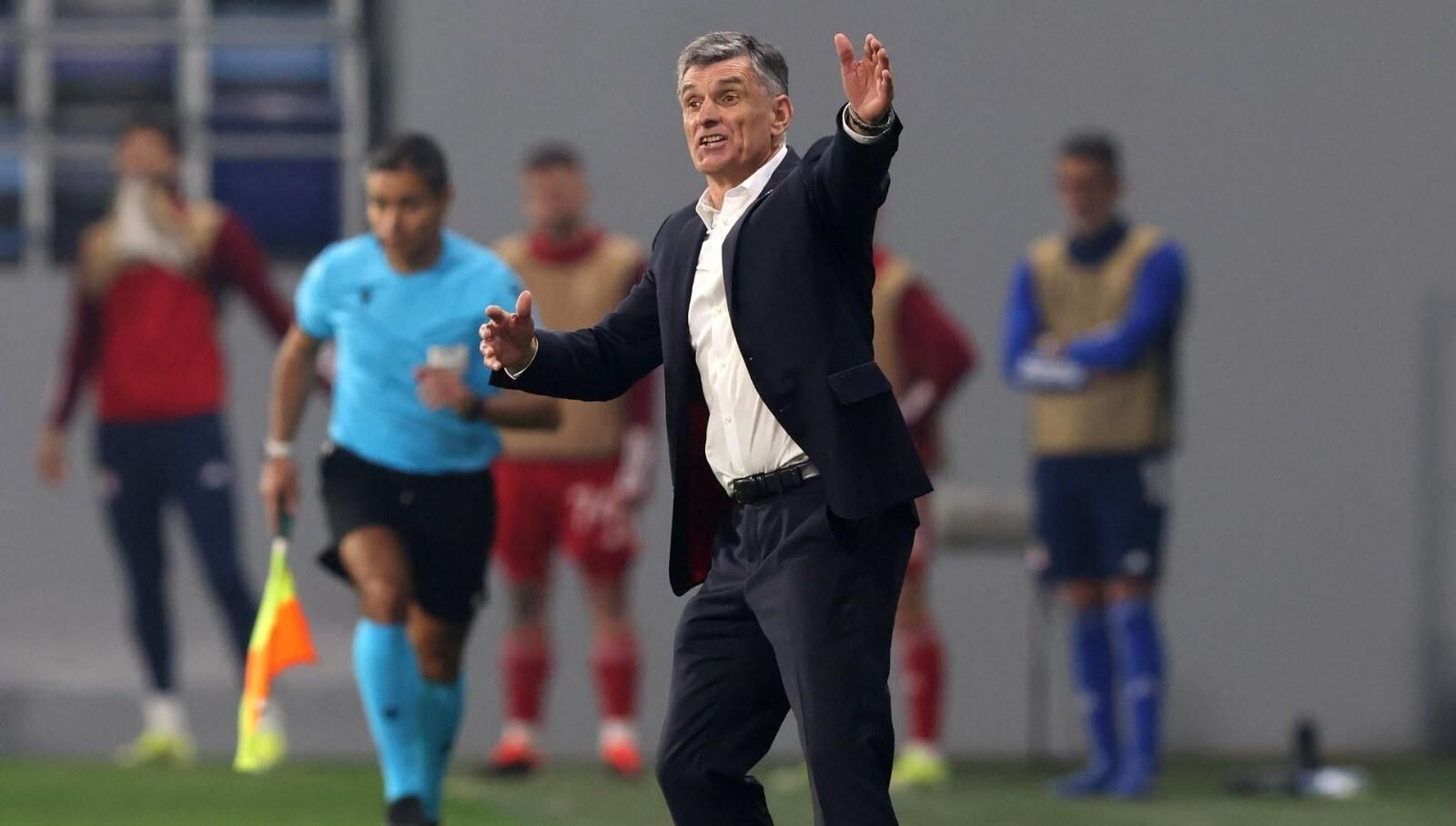 Mendilibar dirigiendo al Olympiacos en la vuelta de los octavos de final de la Conference League