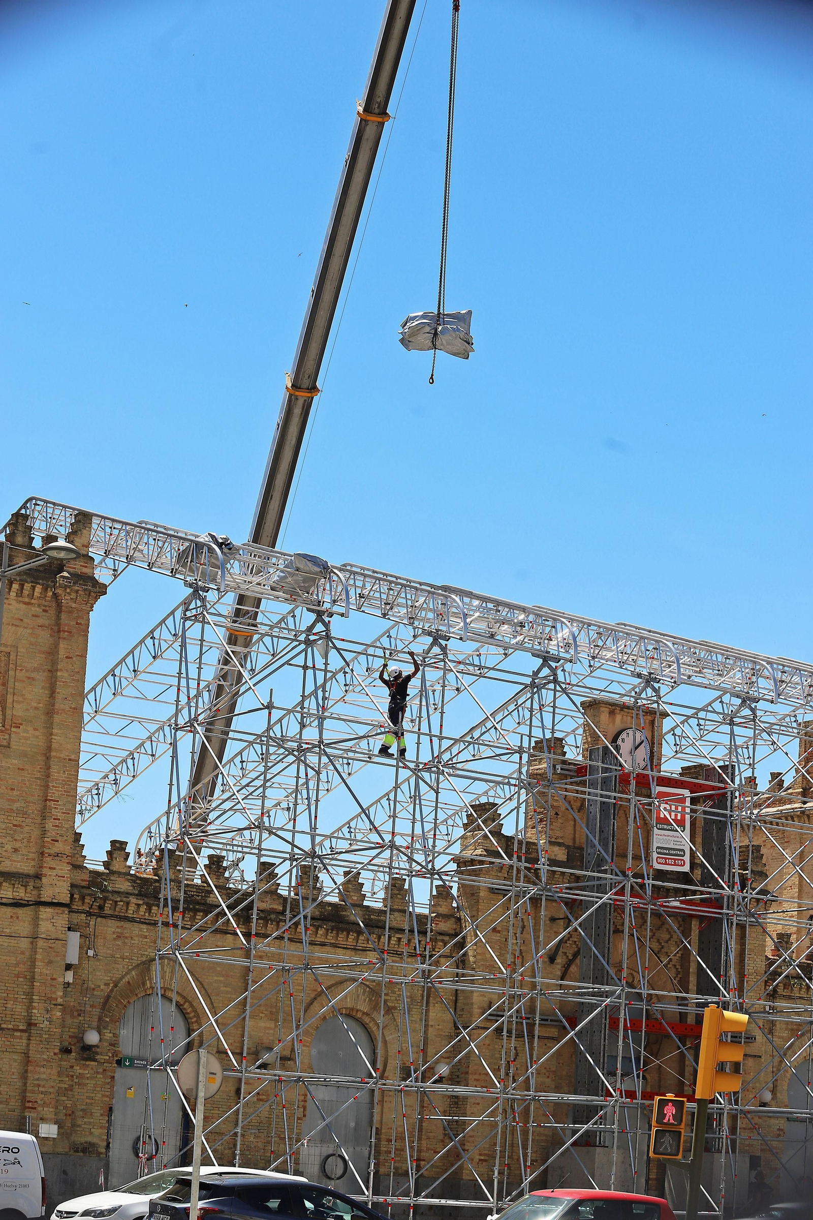 Imágenes del montaje del techo de la antigua estación de trenes de Huelva