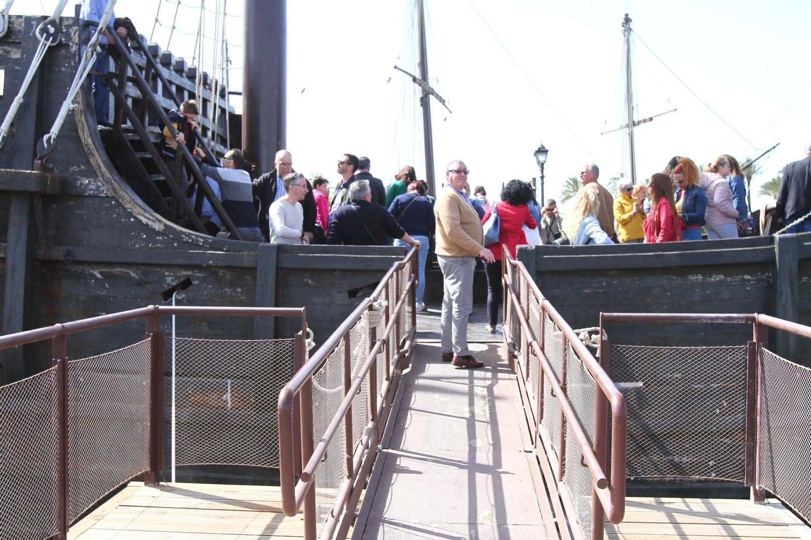 Imágenes del día de puertas abiertas en el muelle de las Carabelas