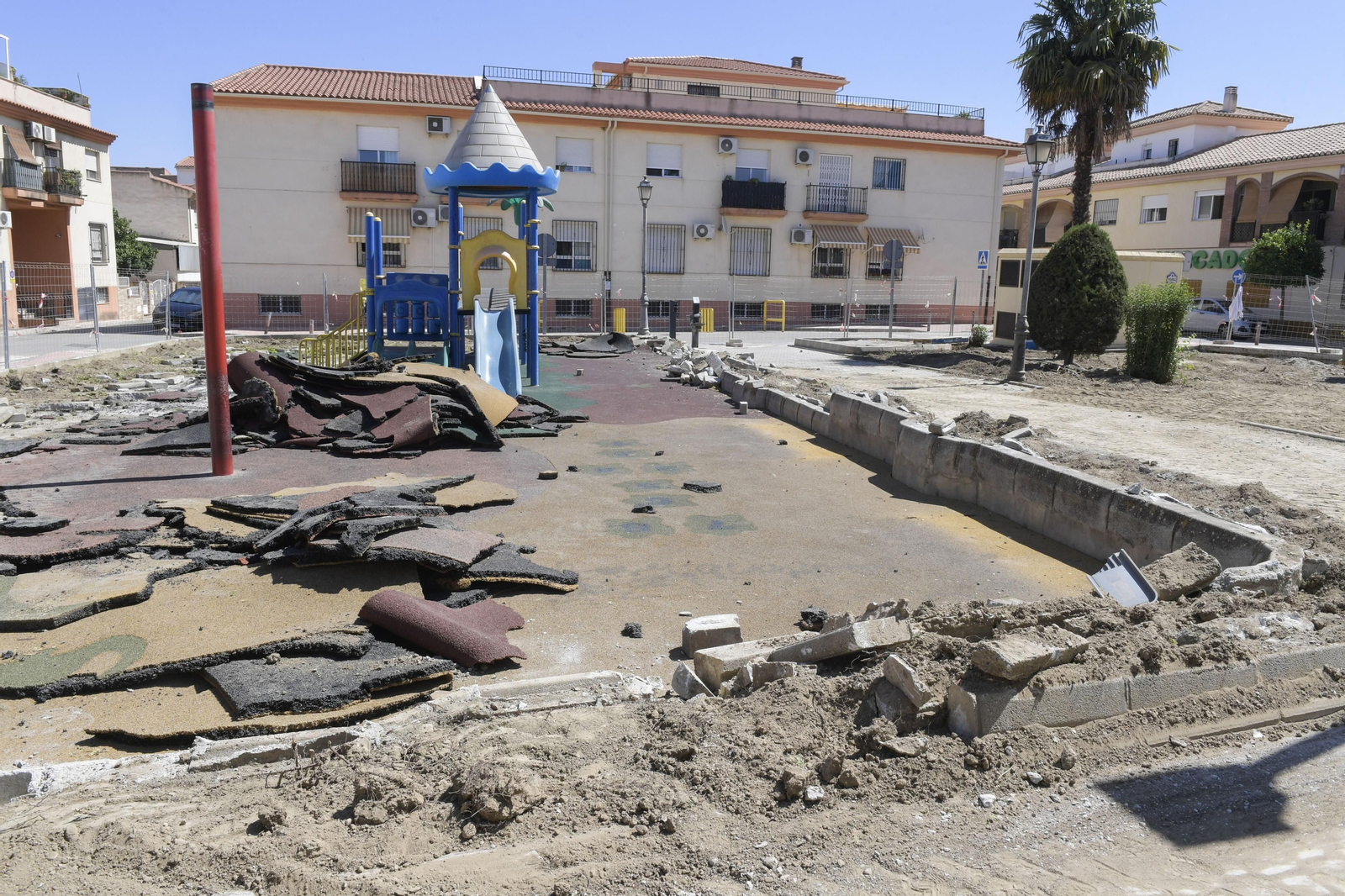 Obras en la céntrica Plaza de Cuba de Armilla