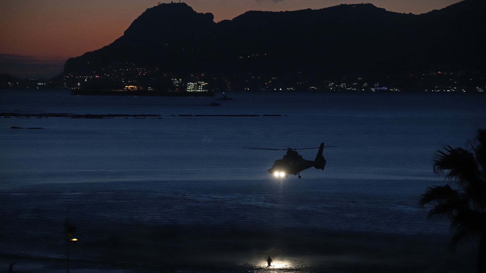El helicóptero de Vigilancia Aduanera persigue a un narcotraficante por la orilla de la playa de Getares el pasado 22 de abril