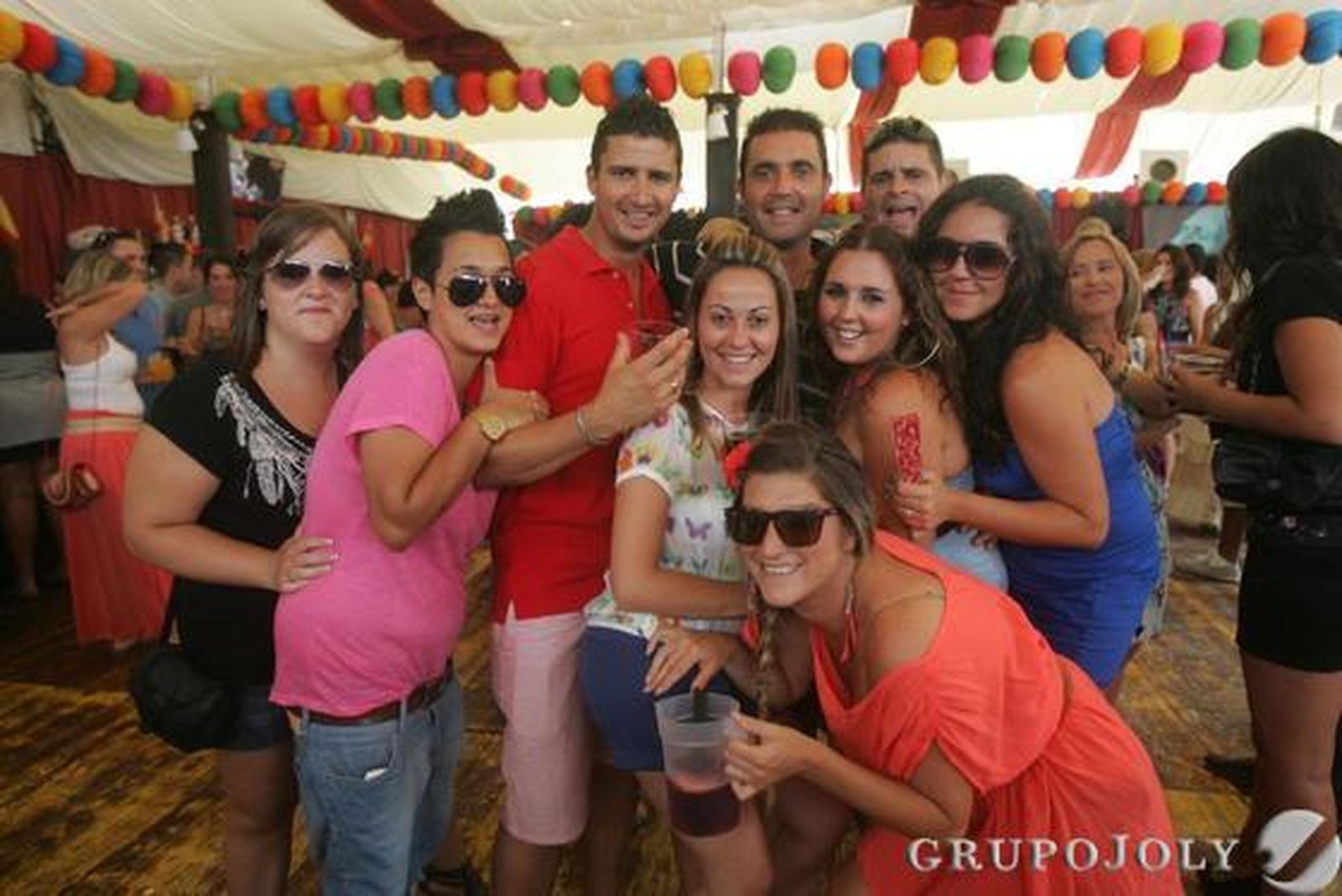 Los algecireños disfrutan de su último día de feria y se reúnen en el Real para contemplar el montaje pirotécnico con el que acaba la fiesta./J.M. Quiñones

Foto: J.M. Quinones