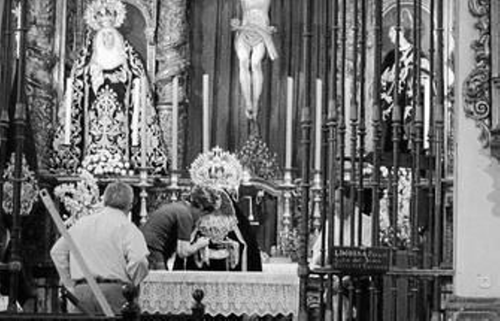 Fernando Aguado examina a la Virgen de Montserrat.