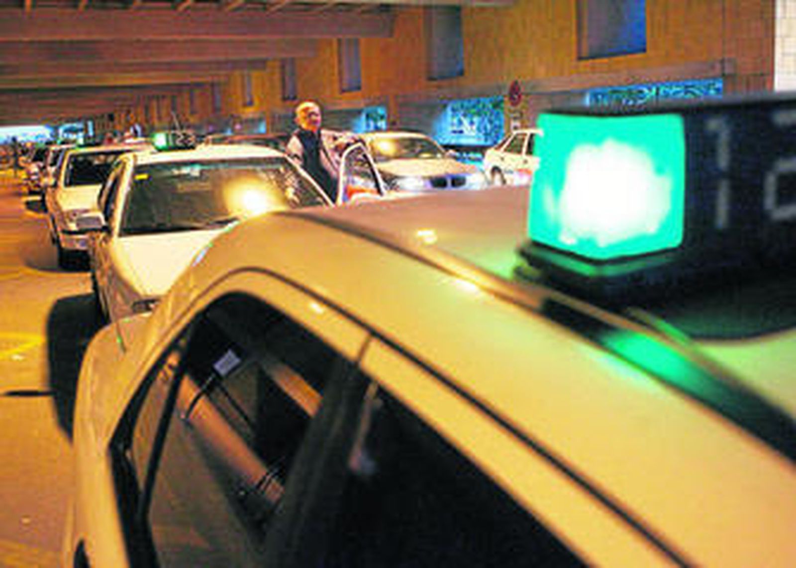 Cola de taxis en la parada del aeropuerto de Sevilla.