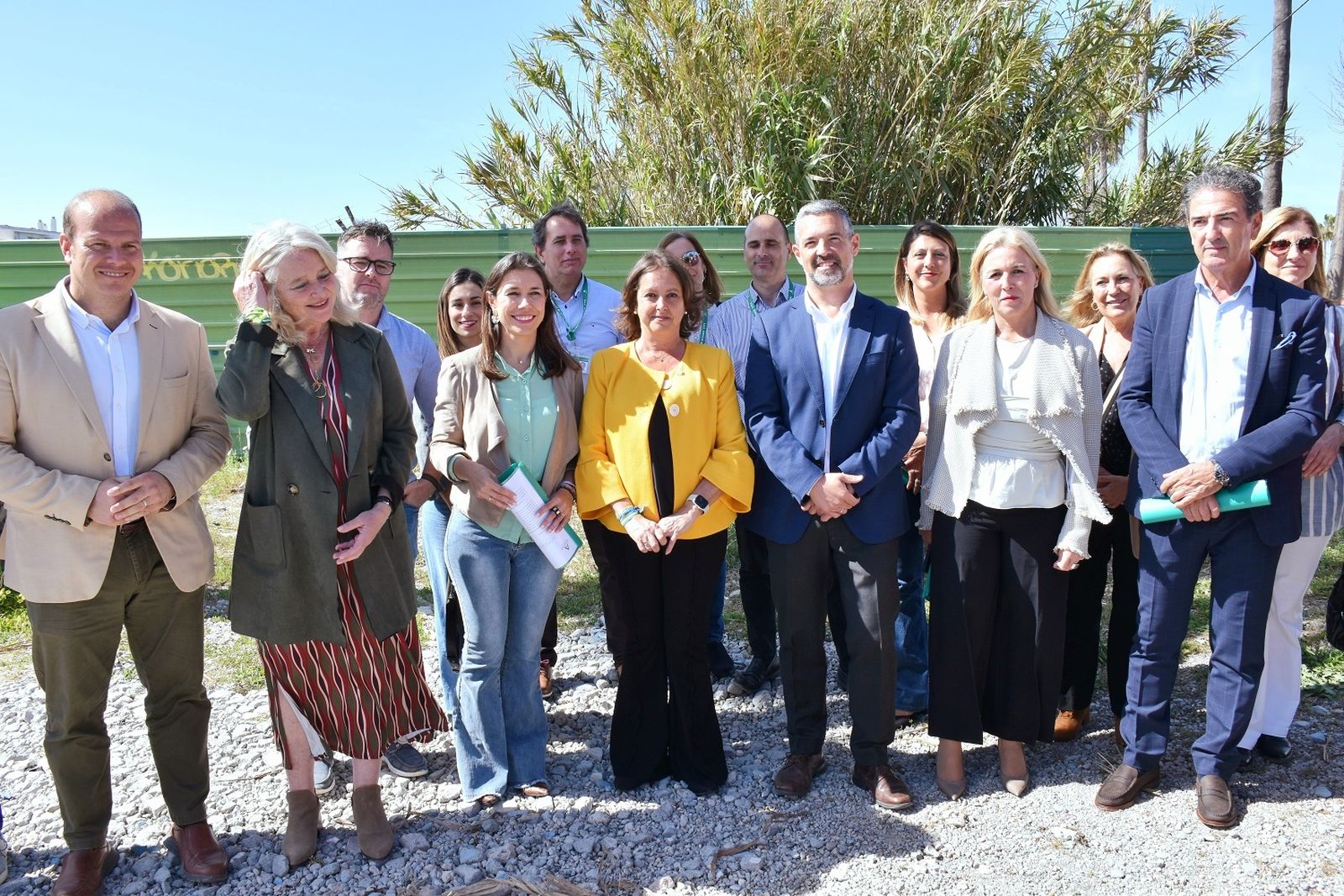 La consejera de Salud y otras autoridades en la presentación del plan funcional del futuro centro sanitario de Rota.