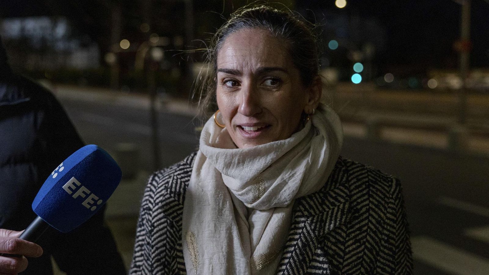 Natalia Martos, hija de Raphael, saliendo del Hospital 12 de Octubre