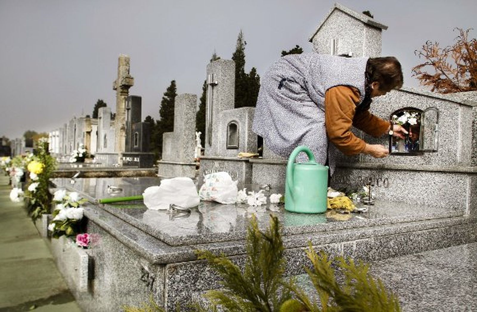La limpieza de tumbas, una oportunidad de hacer negocio