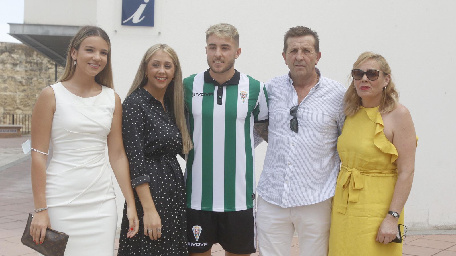 Antonio Casas posa con su familia durante la presentación.