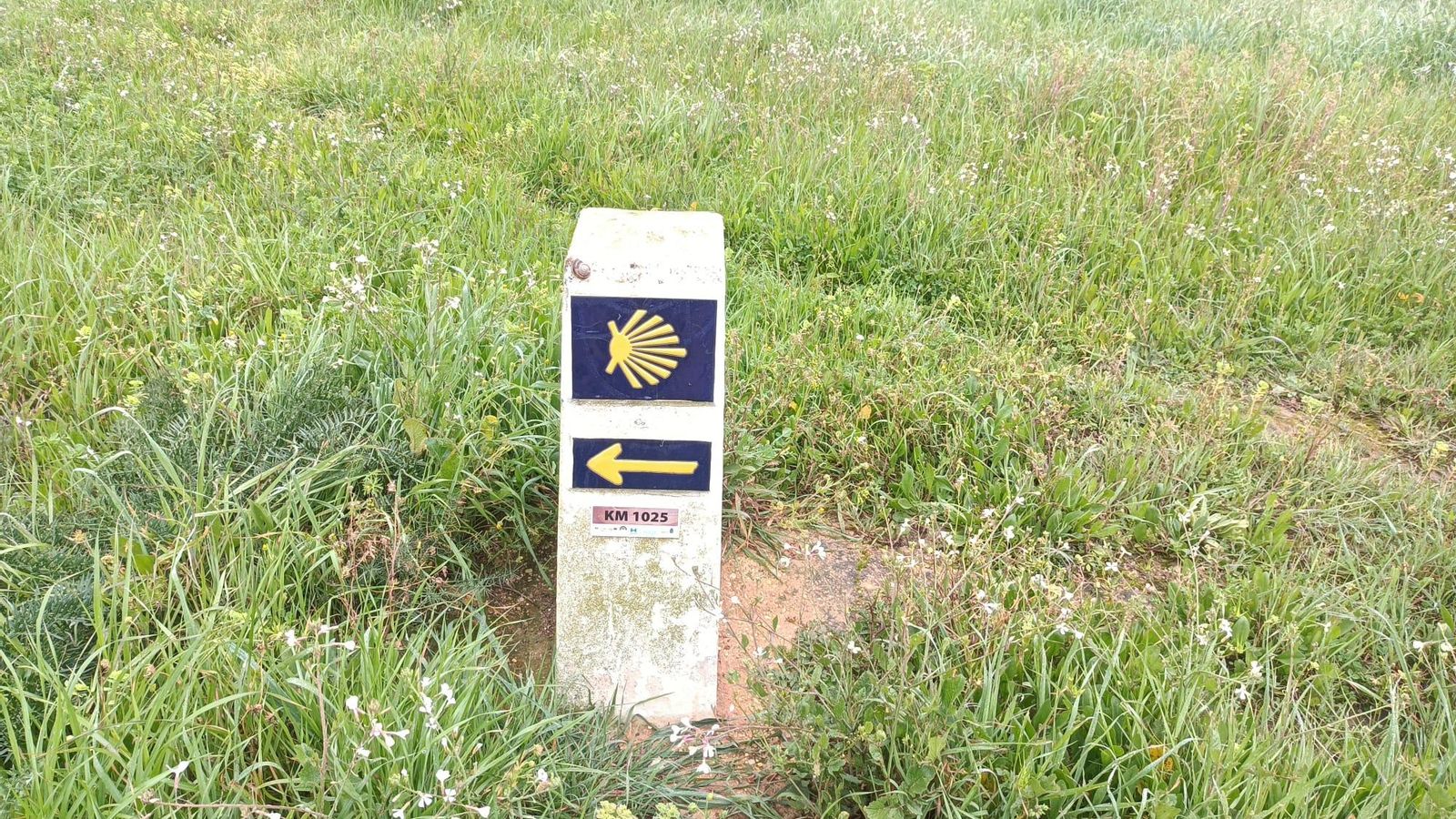Un mojón del Camino de Santiago. Distancia restante: 1025 kilómetros.