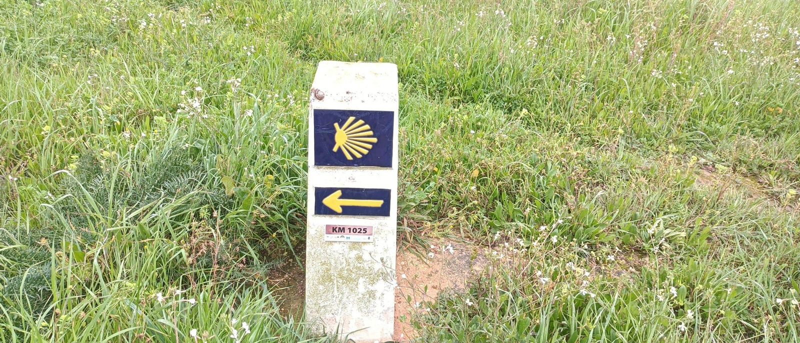 Un mojón del Camino de Santiago. Distancia restante: 1025 kilómetros.