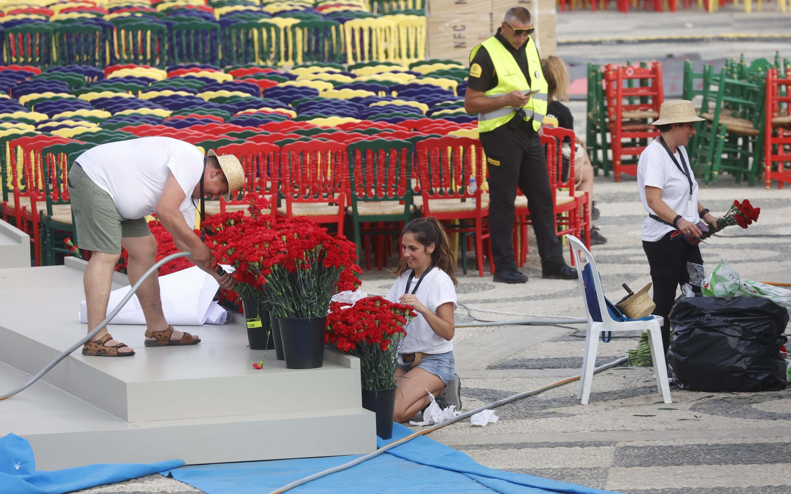 Los preparativos para el desfile de Dior en la Plaza de España