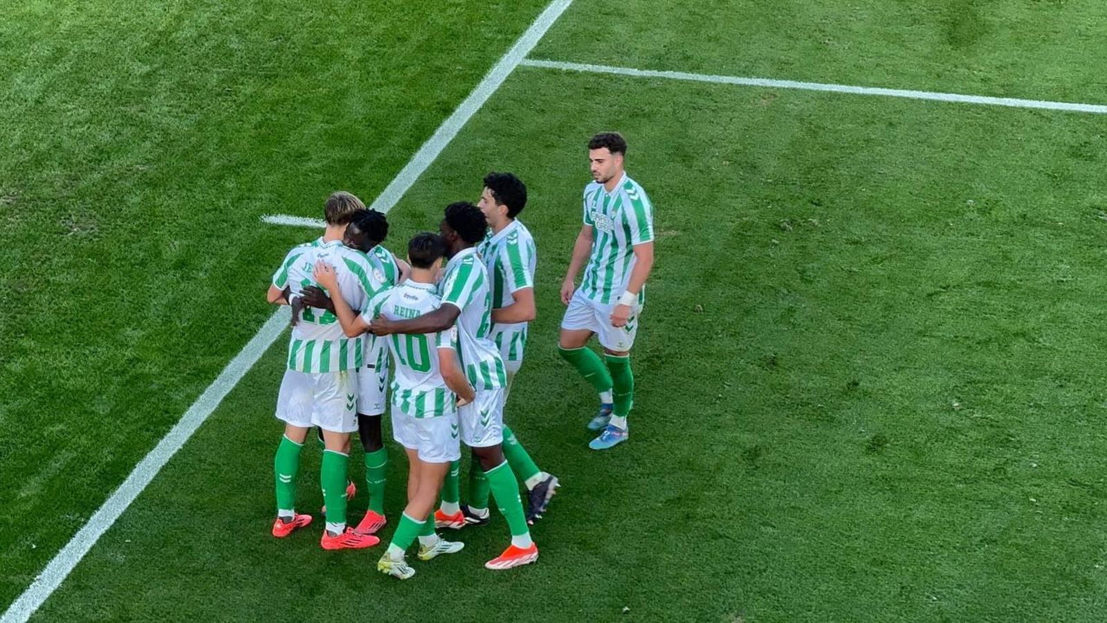 Los jugadores del Betis Deportivo celebran el gol de Jesús Rodríguez
