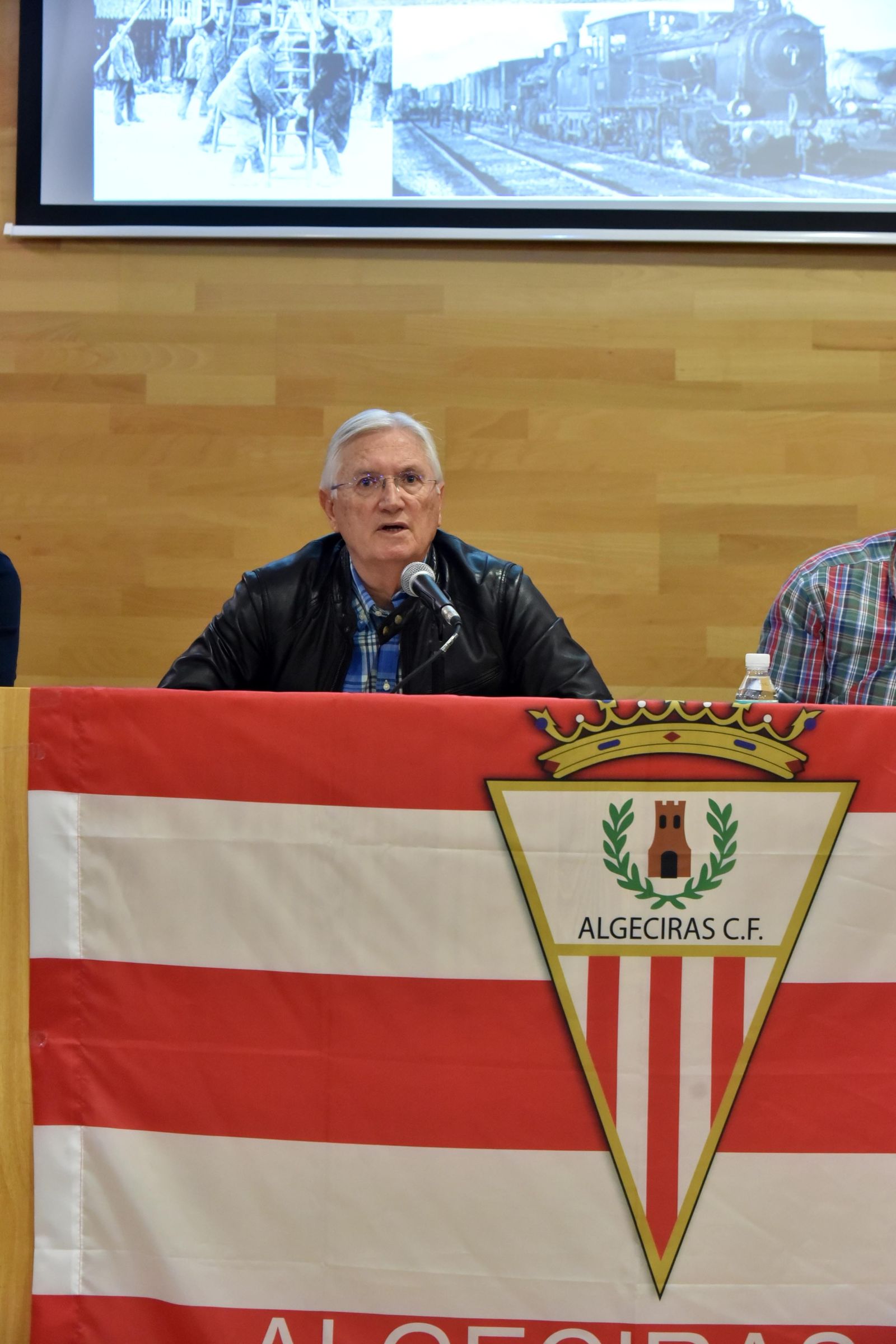 Francisco García Corral en una conferencia.