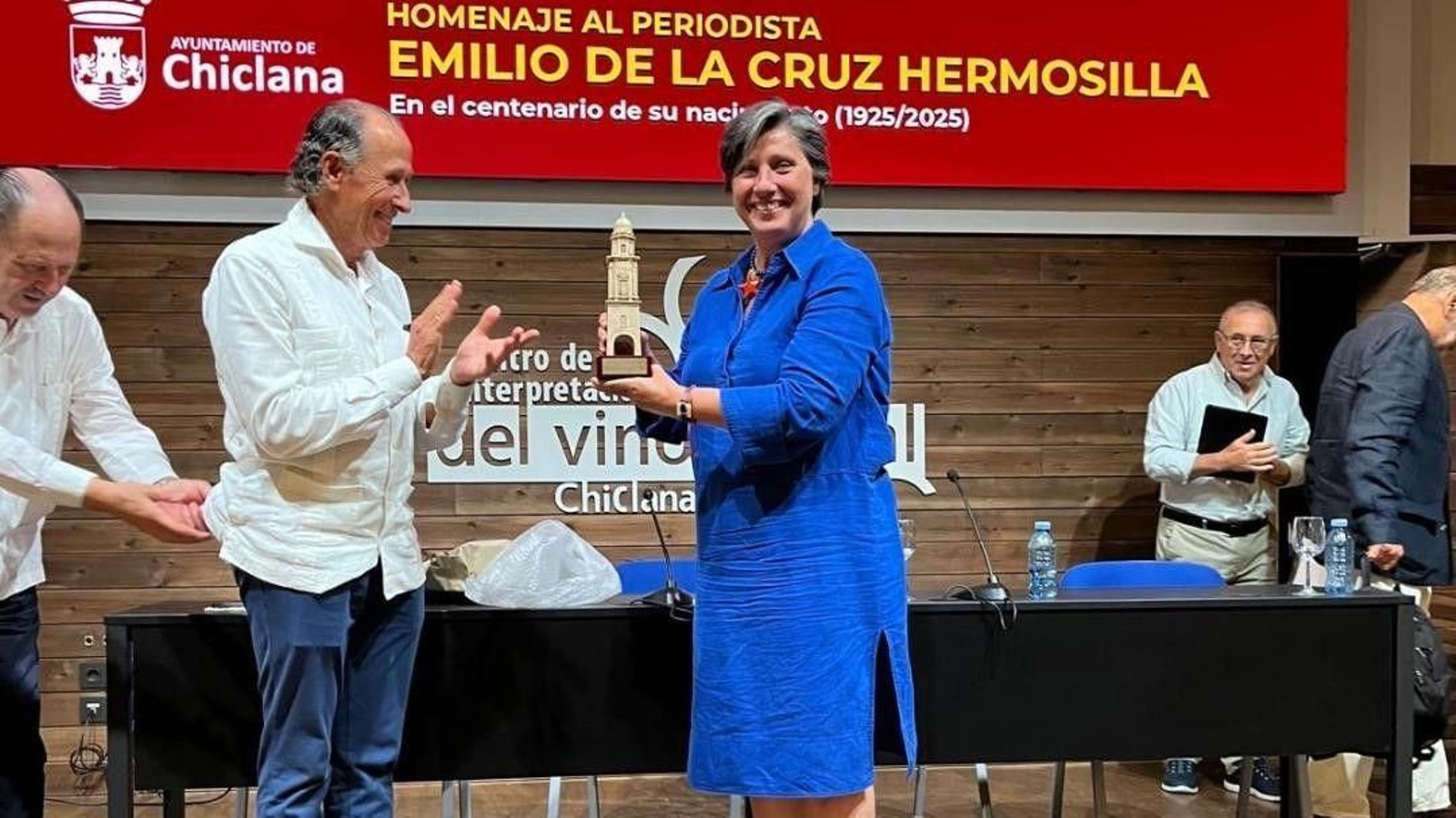 El alcalde de Chiclana de la Frontera, José María Román, entrega a Marian Cruz Gil, en nombre de la familia, un recuerdo de la ciudad.