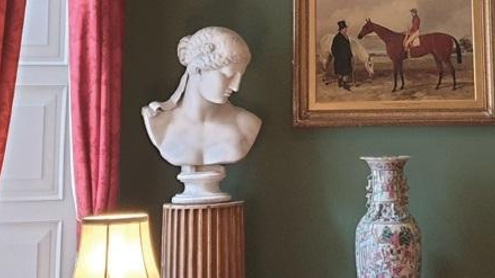 Fragmento de la foto que ilustra la cubierta, tomada en el Northern Counties Club de Newcastle.