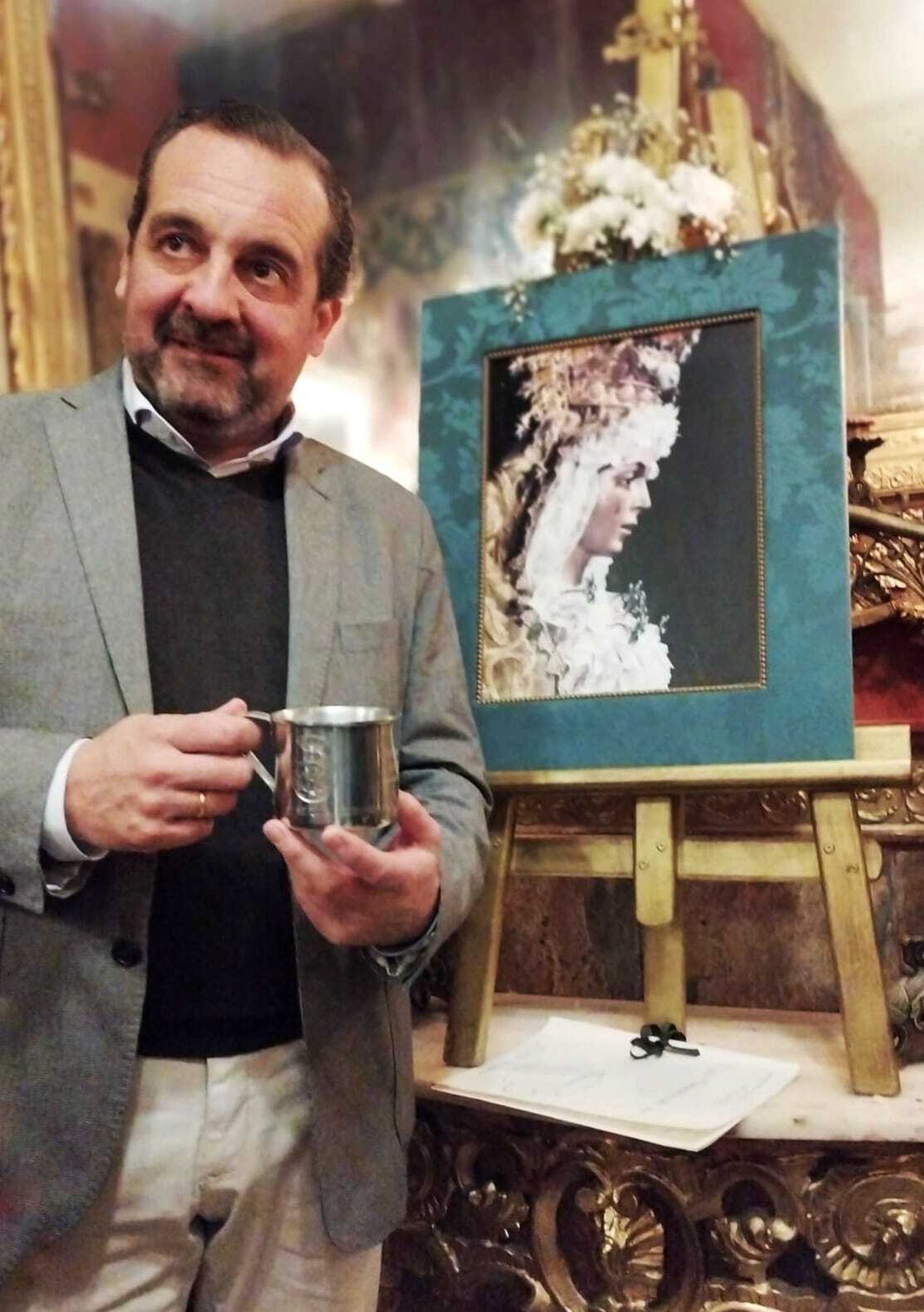 Enrique Casellas posa con el jarrillo