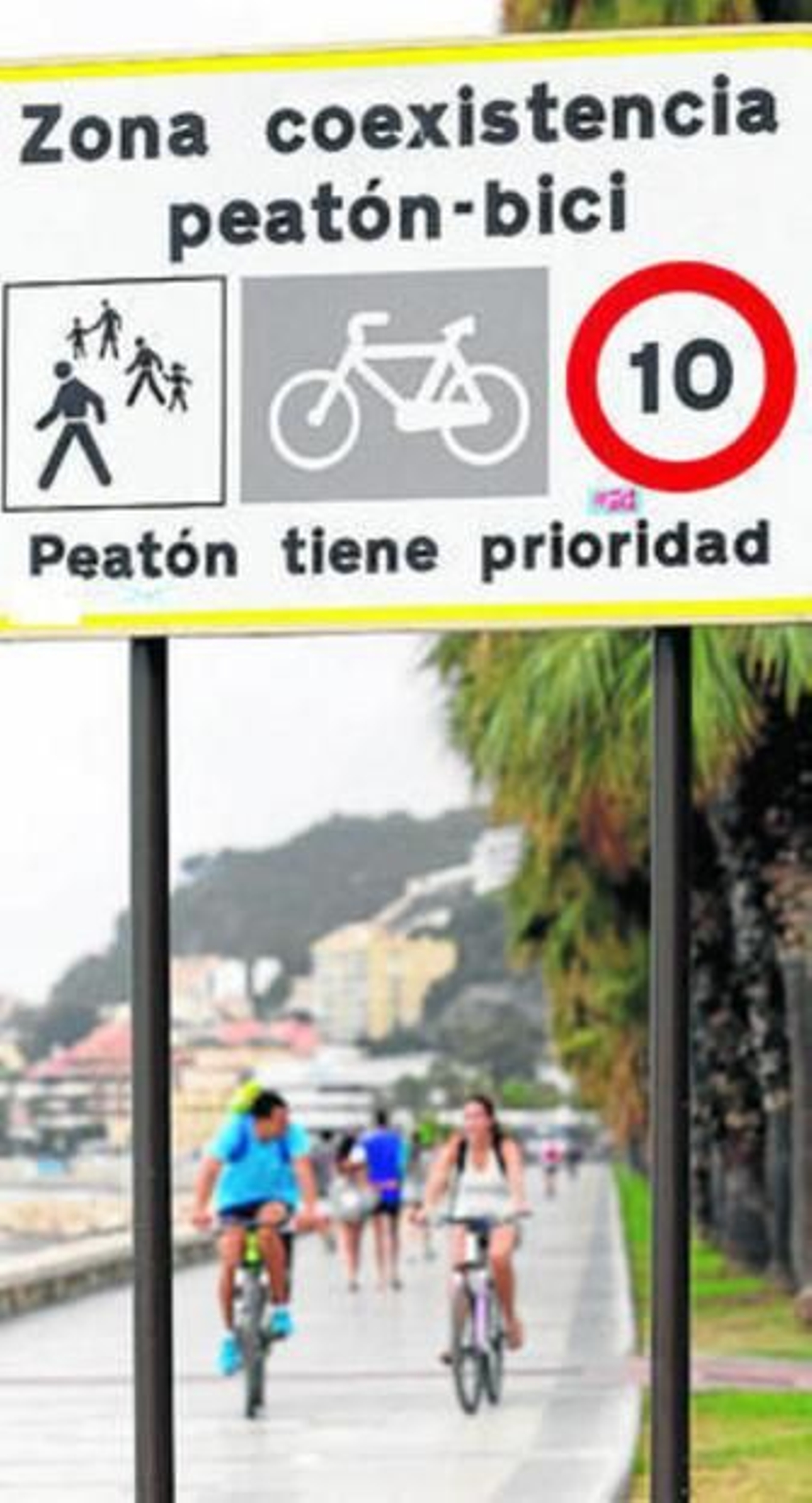 Varios ciclistas por el Paseo Marítimo Pablo Ruiz Picasso.