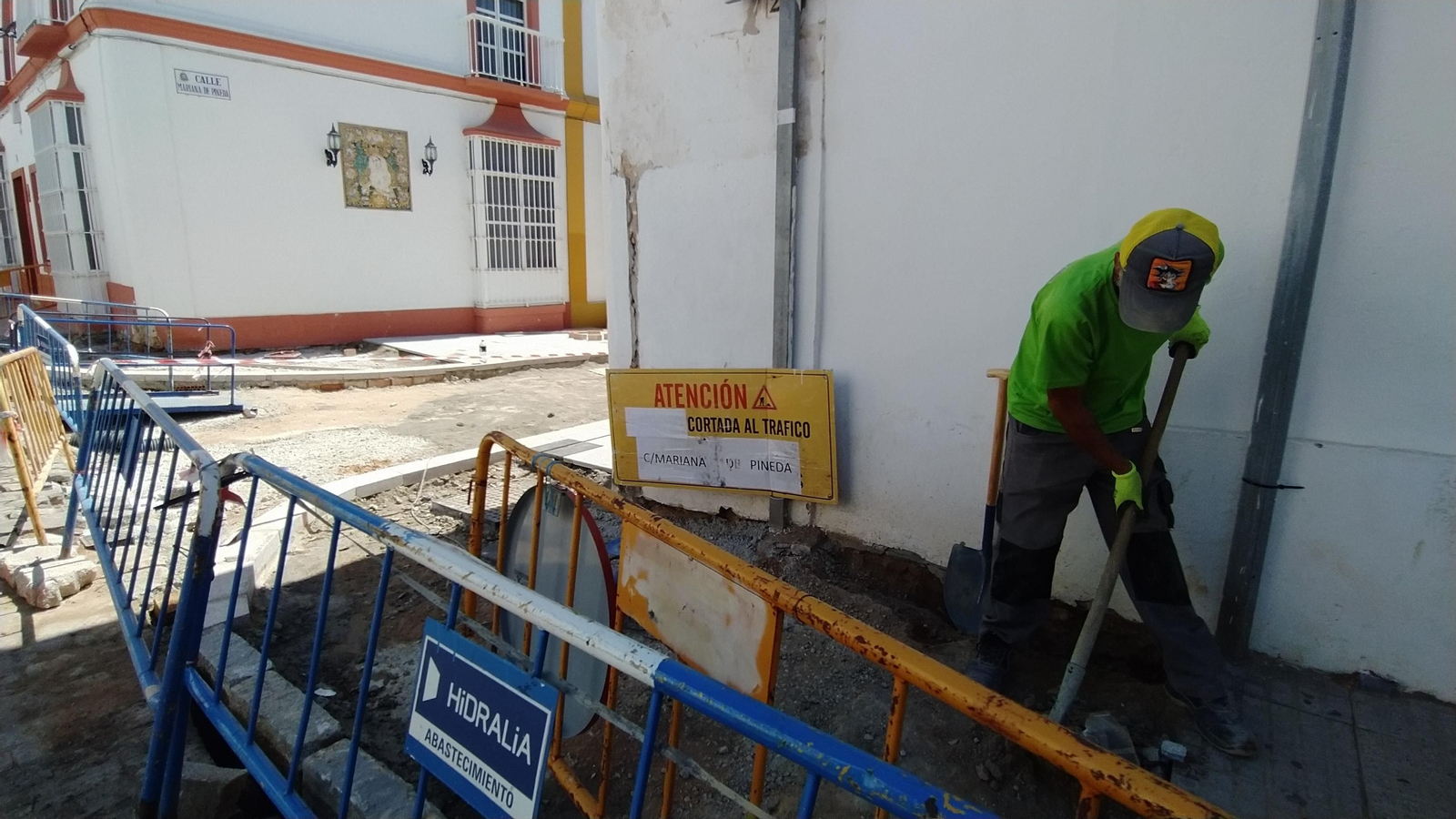 Un operario trabaja en la confluencia de Mariana de Pineda con Manuel Roldán, último tramo de las obras.