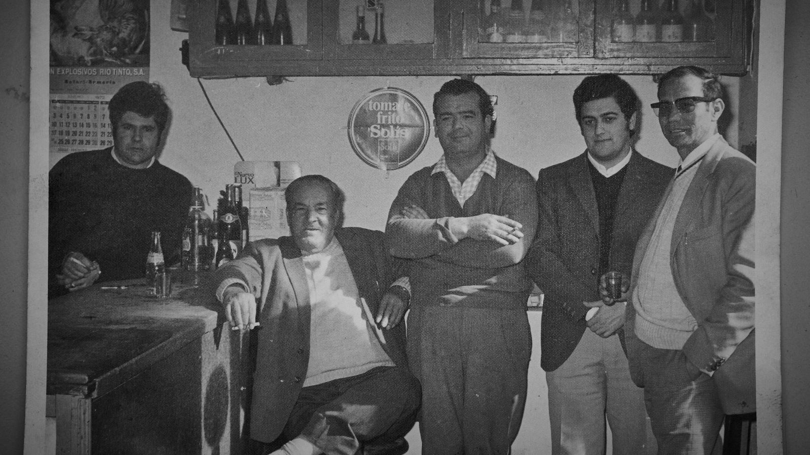 Clientes habituales junto a Joaquín Gutiérrez (hijo) en la izquierda de la imagen.