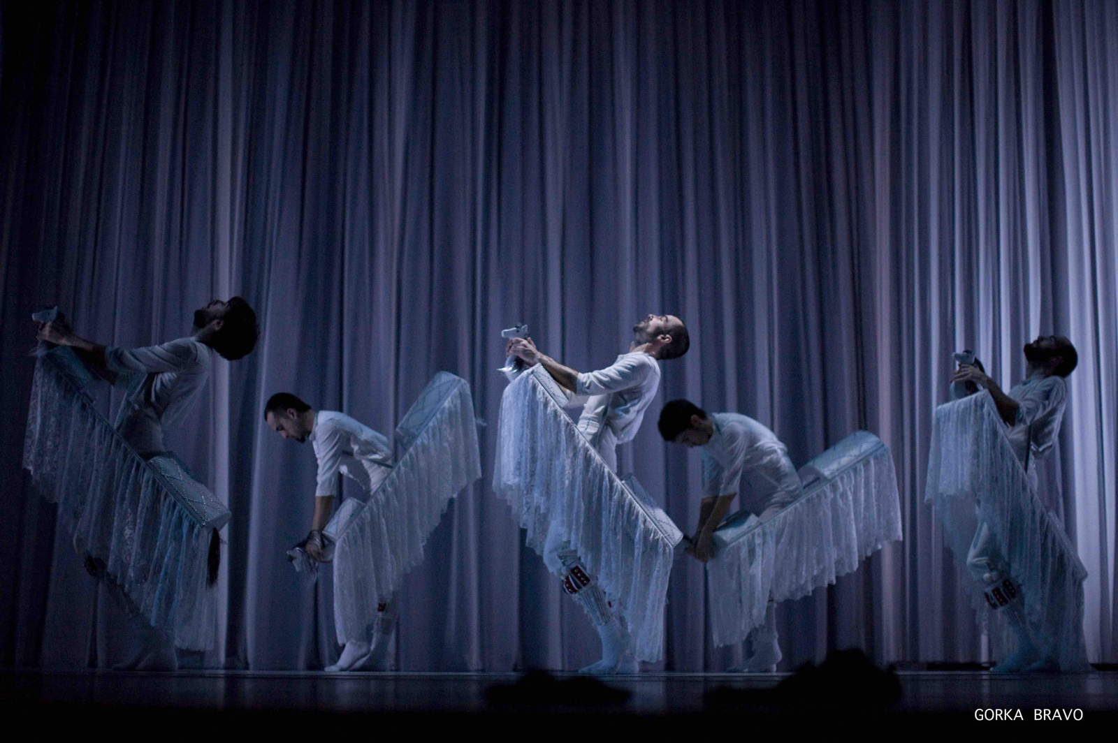 Una danza de los hombres-caballo o zalmazain, de los carnavales vascos.