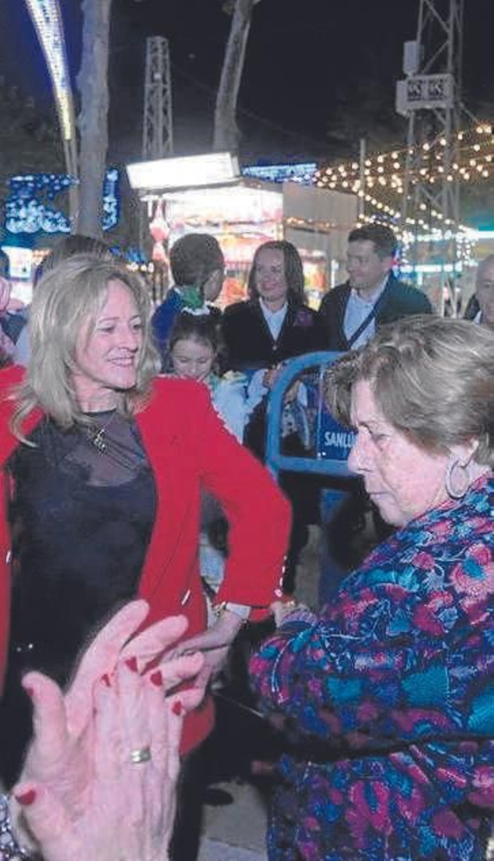 La concejala de El Puerto bailando por sevillanas.