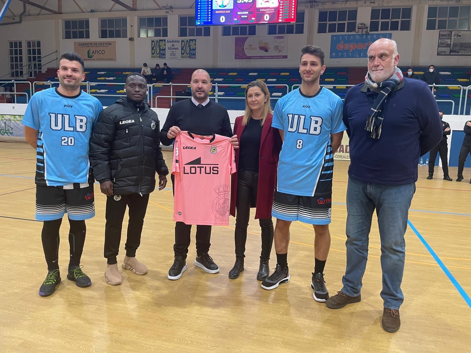 Los dirigentes y jugadores de ULB y Balona, con el concejal de Deportes, Javier Vidal