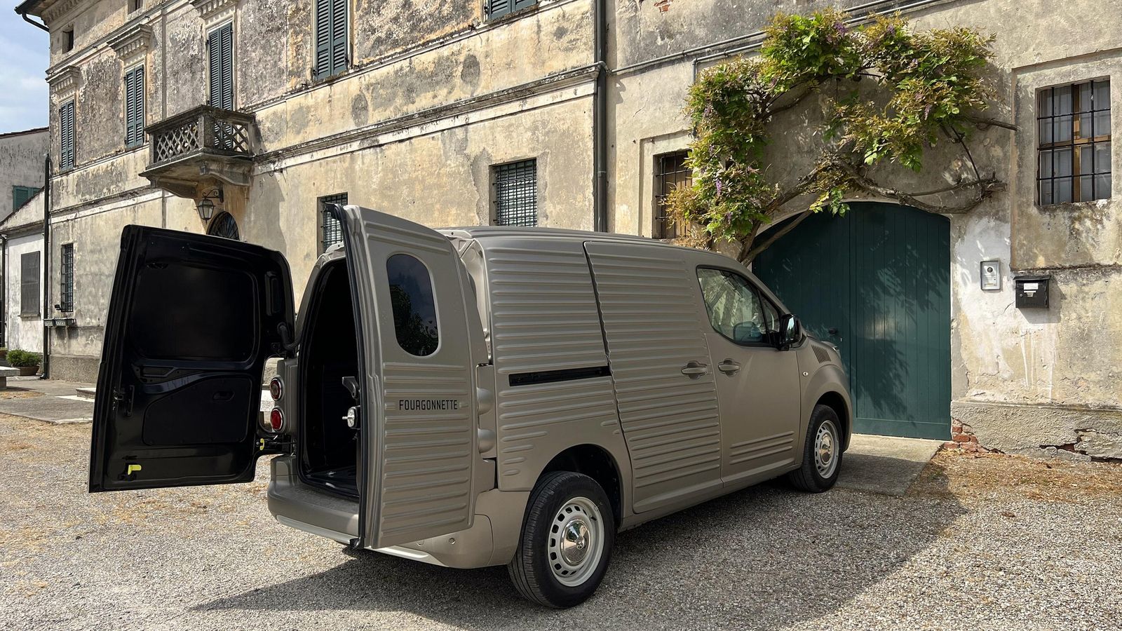 La capacidad de la furgoneta casi se triplica ahora respecto al modelo original del que toma el aspecto.