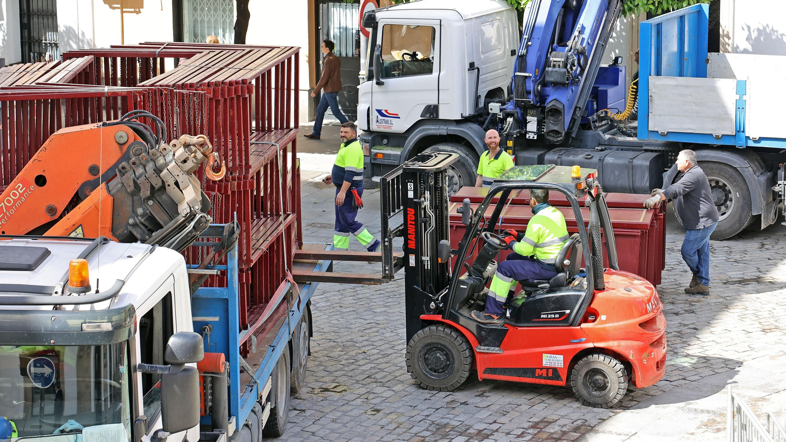 Trabajos de desmontaje de los palcos de la Semana Santa.
