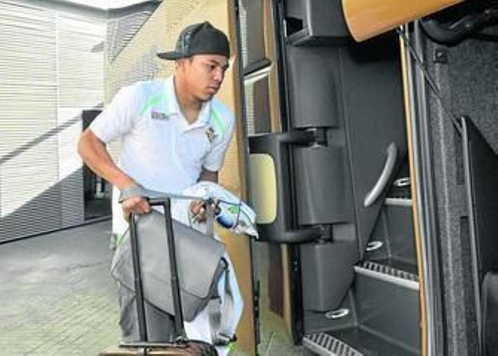 Jefferson Montero, en la puerta del autobús en el estadio.