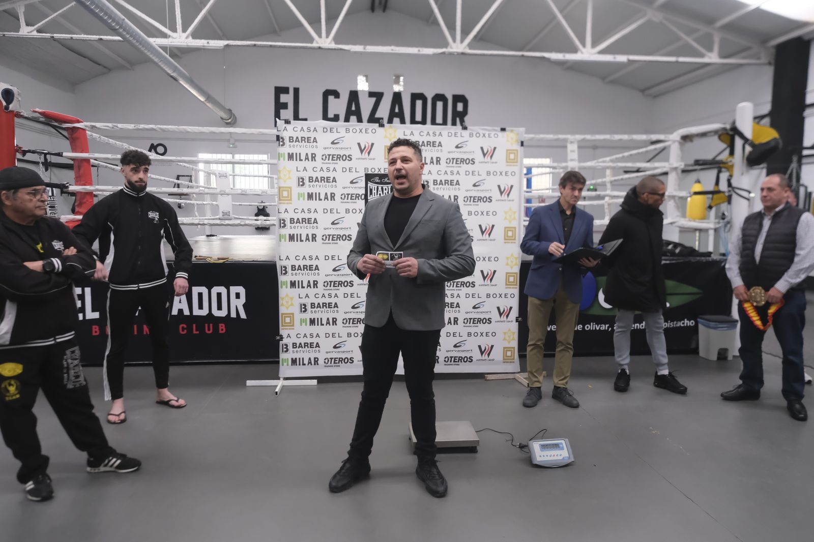 Así ha sido el pesaje previo a la pelea entre El Cazador Jr y Ronny Landaeta en Córdoba