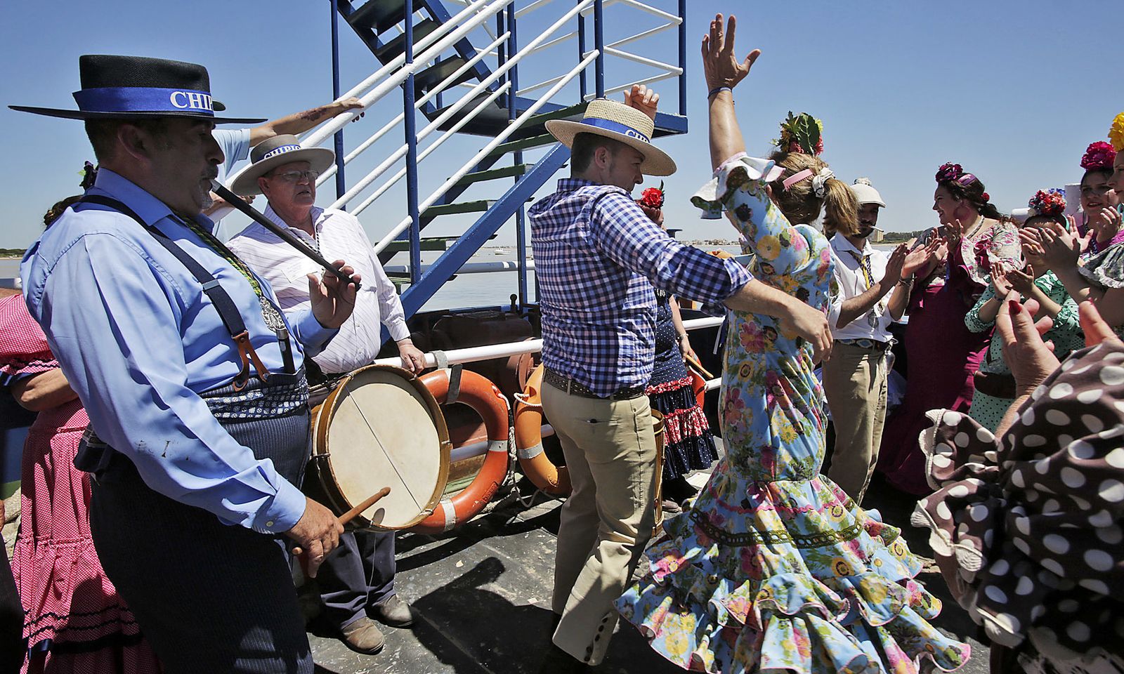 Las primeras hermandades gaditanas cruzan Bajo de Guía
