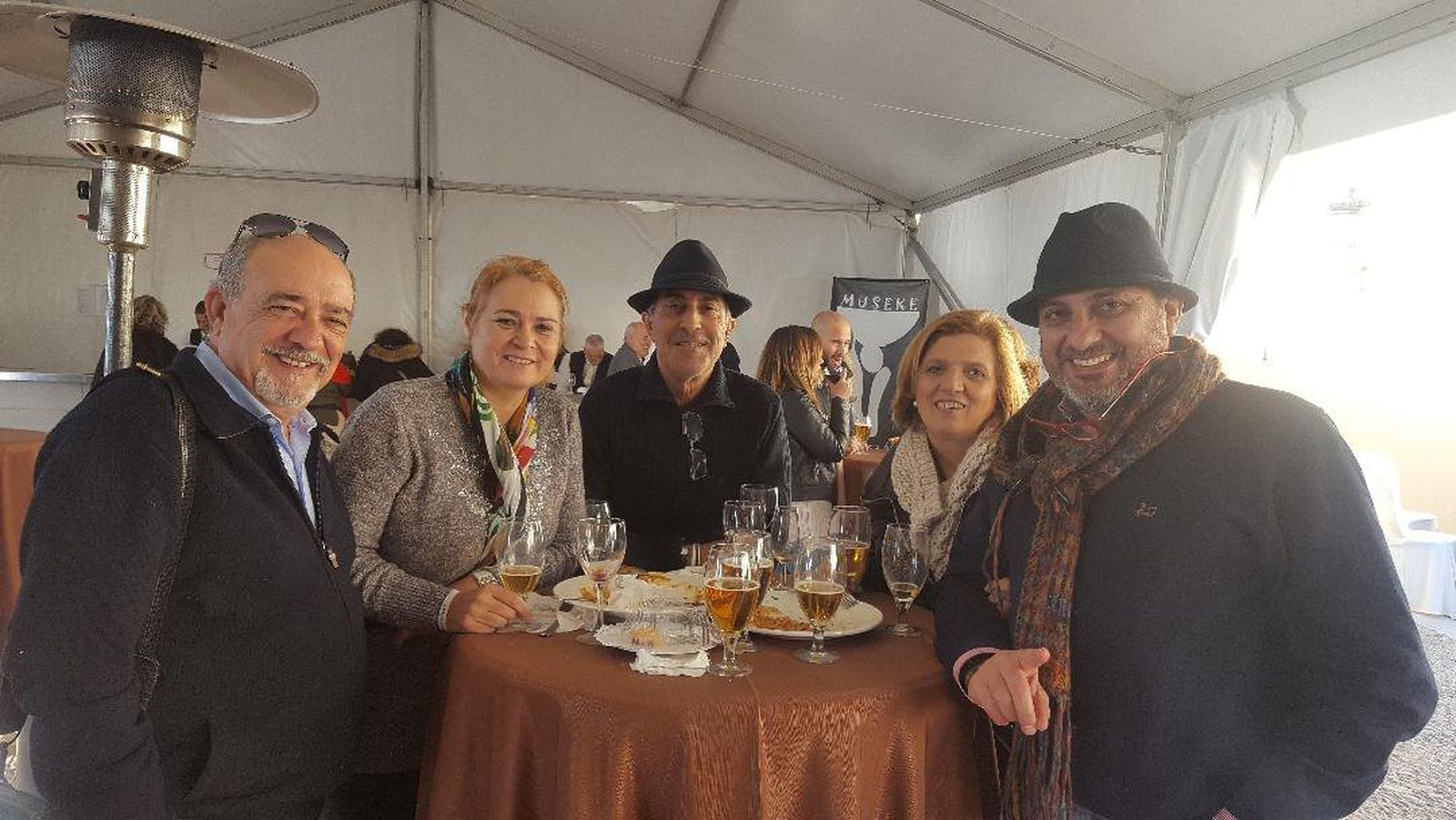 Javier Negrete, Lucía Cuesta, Enrique Utrera, Pepe Montiano y José González, disfrutando del grupo de Zambomba 'Sabor a Plazuela'.