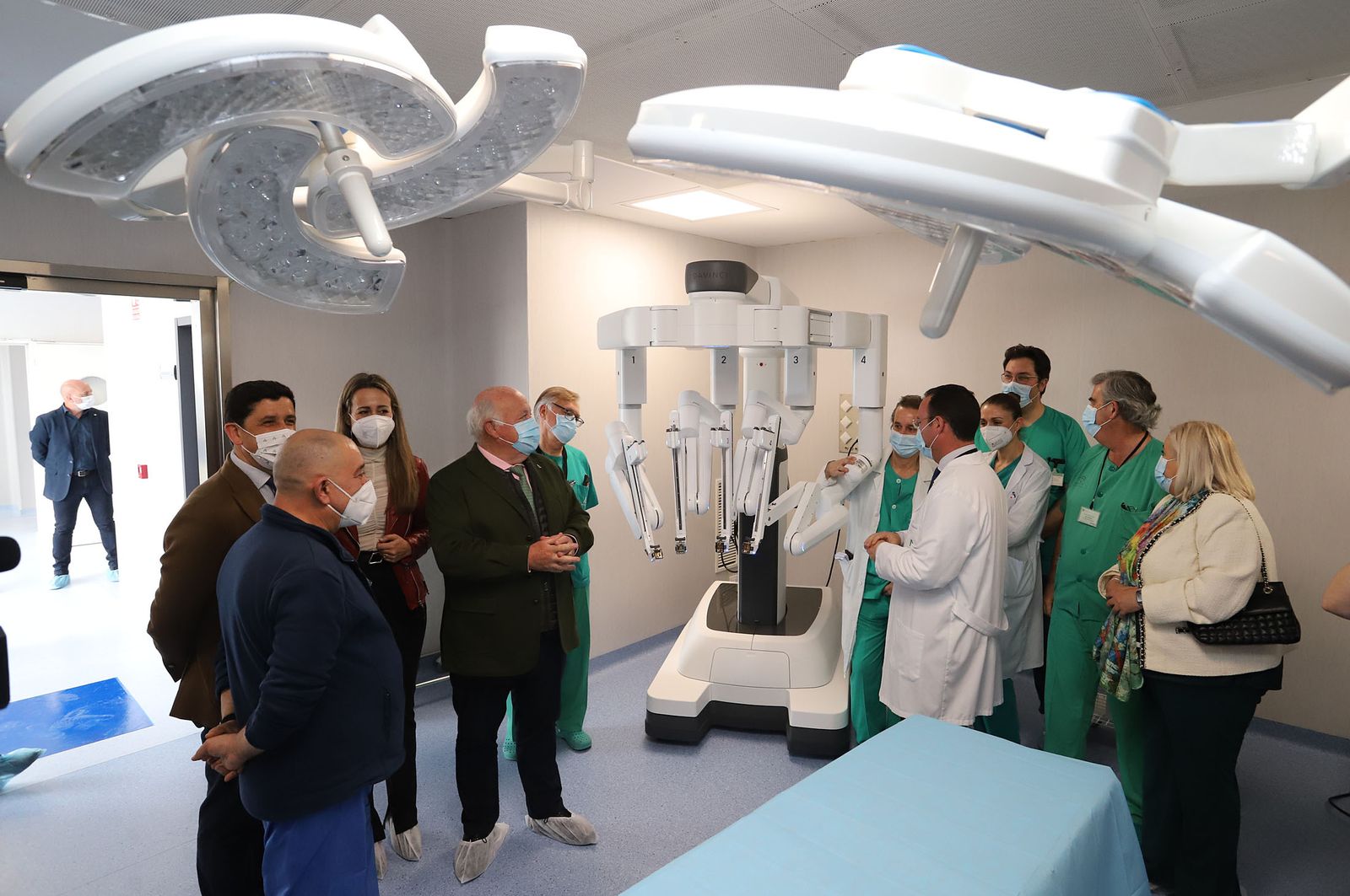 El consejero de Salud Jesús Aguirre visita las nuevas instalaciones del Hospital Juan Ramón Jiménez, en imágenes