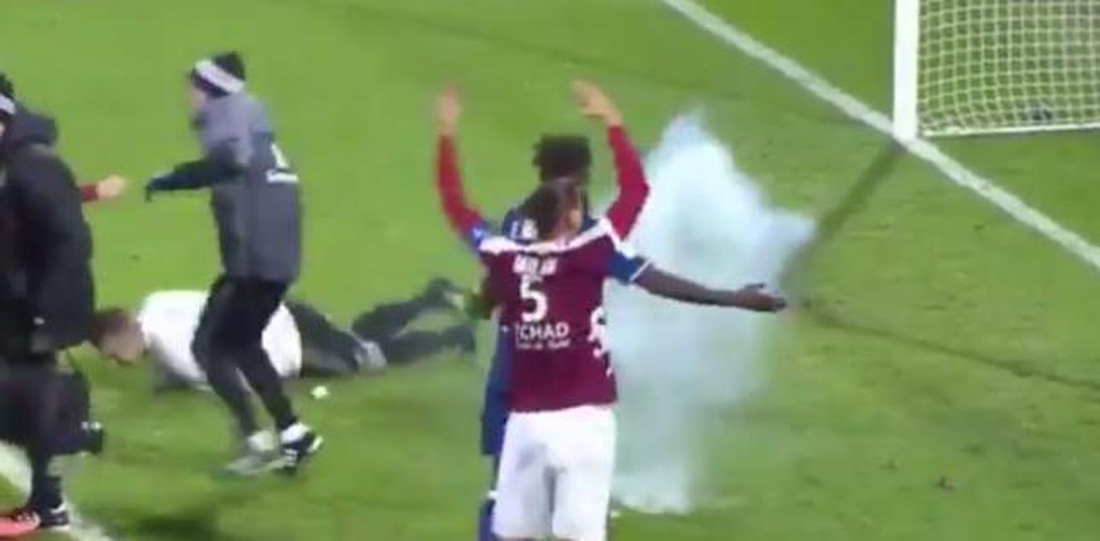 El portero rueda tras hacer explosión el petardo.