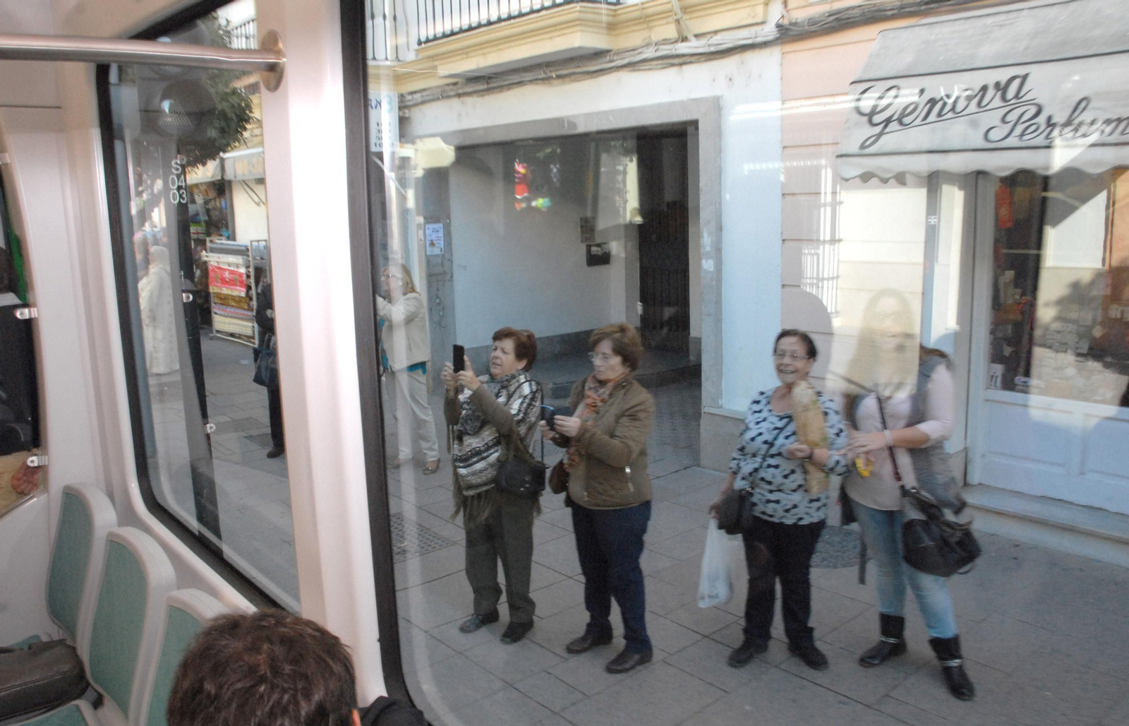 Isleños saludan al paso del tranvía, hacen fotos y graban con sus teléfonos móviles al encontrárselo por primera vez en la calle Real durante las pruebas que se hicieron en 2014.