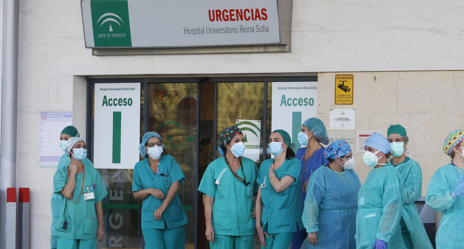 Profesionales de Urgencias del Reina Sofía, en la puerta de entrada al servicio. Profesionales de Urgencias del Reina Sofía, en la puerta de entrada al servicio.