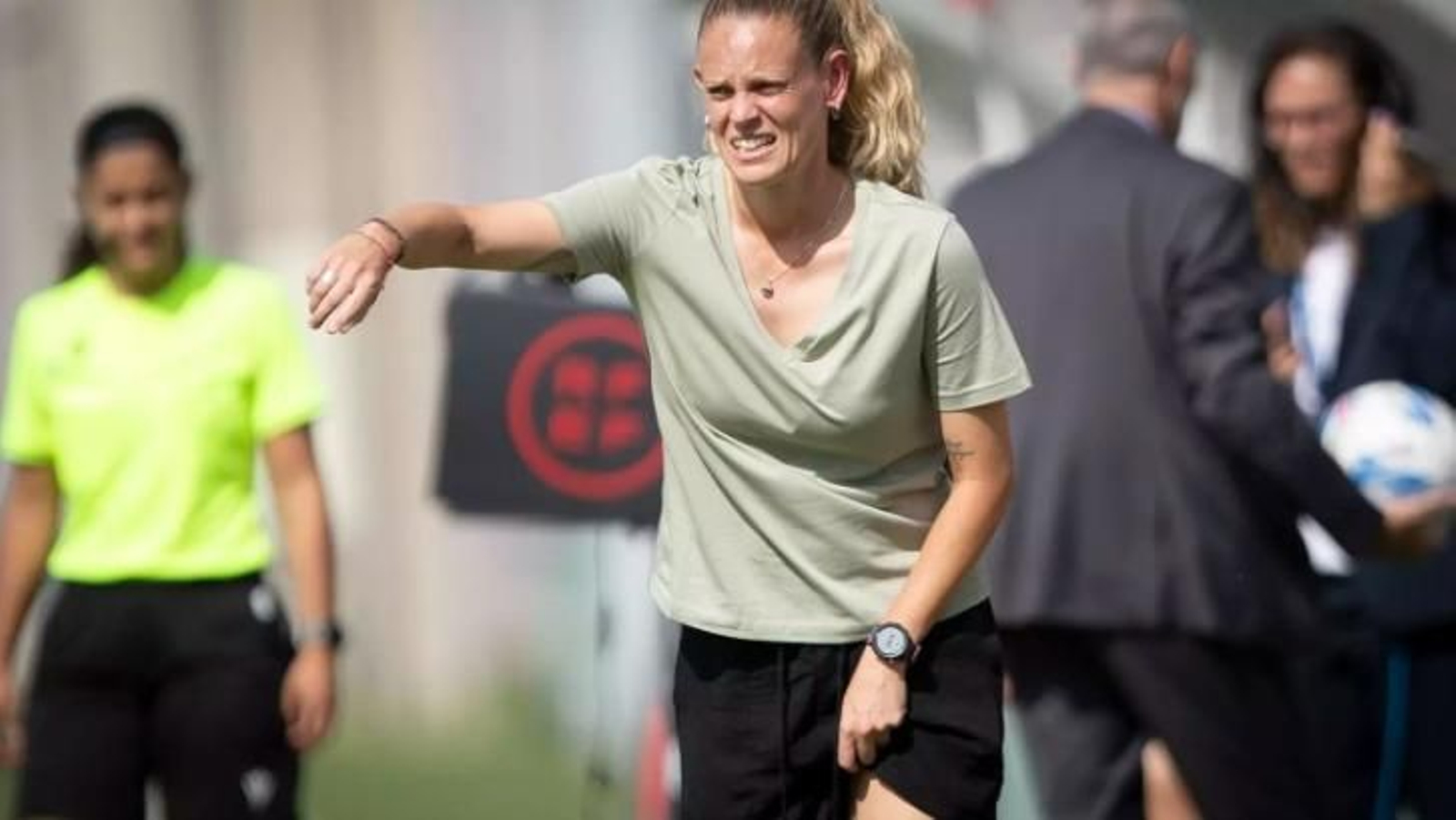 Irene Ferreras dando instrucciones desde su zona técnica